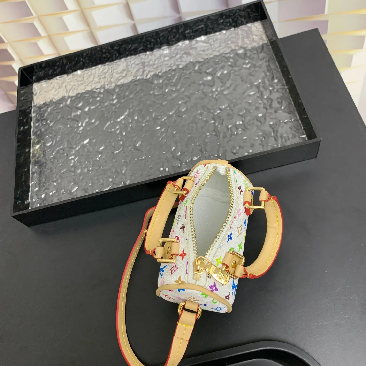 💰200 MINI KEEPALL bag charm and keychain ☀️Louis Vuitton Louis Vuitton lv mini pillow bag pendant ☀️This Mini Keepall bag charm and keychain condense the classic handbag configuration, boldly showing the spirit of adventure. Monogram canvas with LV inscribed hook buckle, whether hung on a belt or handbag, its zipper closure and built-in keychain ensure secure storage