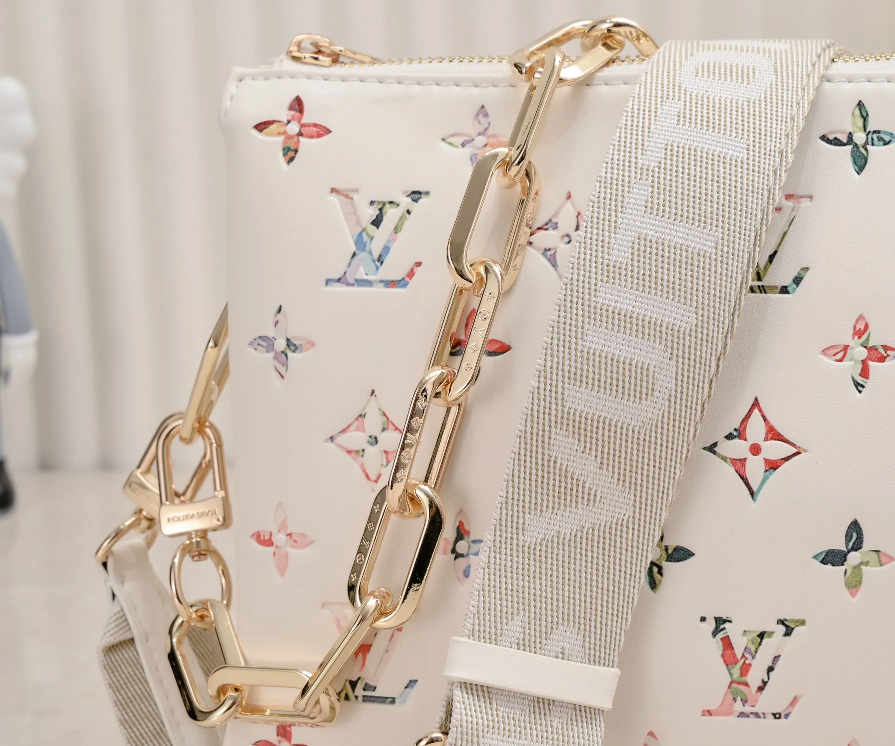 ¥340💰 Exclusive real shot-upgraded version ‼ ️ M21353 color printing 57790 This small Coussin handbag is made of Monogram embossed sheep leather, and the floral pattern is cleverly integrated into the LV letters and Monogram flowers. The chunky chain makes it easy to carry over the shoulder, and the wide adjustable fabric strap makes it easy to wear cross-body. Dimensions: 26.0 x 20.0 x 12.0 cm (length x height x width)