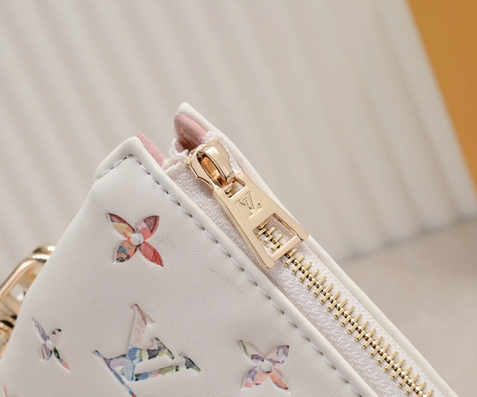¥340💰 Exclusive real shot-upgraded version ‼ ️ M21353 color printing 57790 This small Coussin handbag is made of Monogram embossed sheep leather, and the floral pattern is cleverly integrated into the LV letters and Monogram flowers. The chunky chain makes it easy to carry over the shoulder, and the wide adjustable fabric strap makes it easy to wear cross-body. Dimensions: 26.0 x 20.0 x 12.0 cm (length x height x width)
