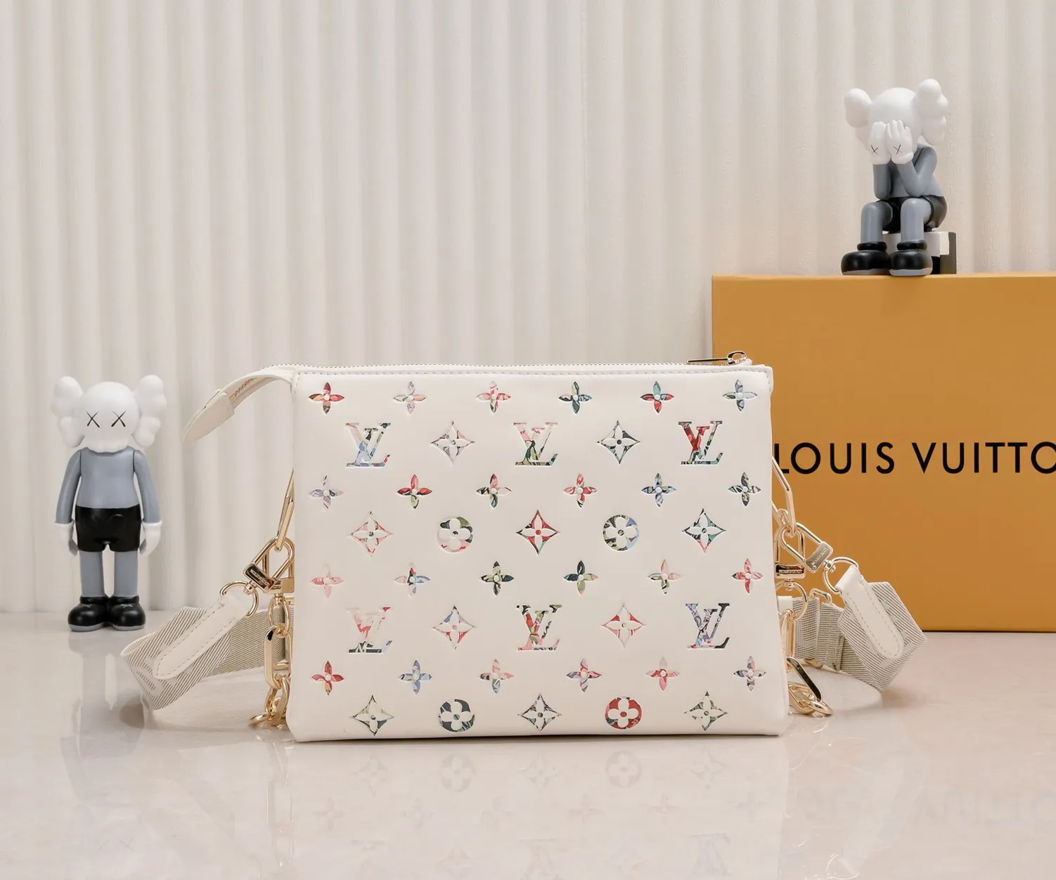¥340💰 Exclusive real shot-upgraded version ‼ ️ M21353 color printing 57790 This small Coussin handbag is made of Monogram embossed sheep leather, and the floral pattern is cleverly integrated into the LV letters and Monogram flowers. The chunky chain makes it easy to carry over the shoulder, and the wide adjustable fabric strap makes it easy to wear cross-body. Dimensions: 26.0 x 20.0 x 12.0 cm (length x height x width)