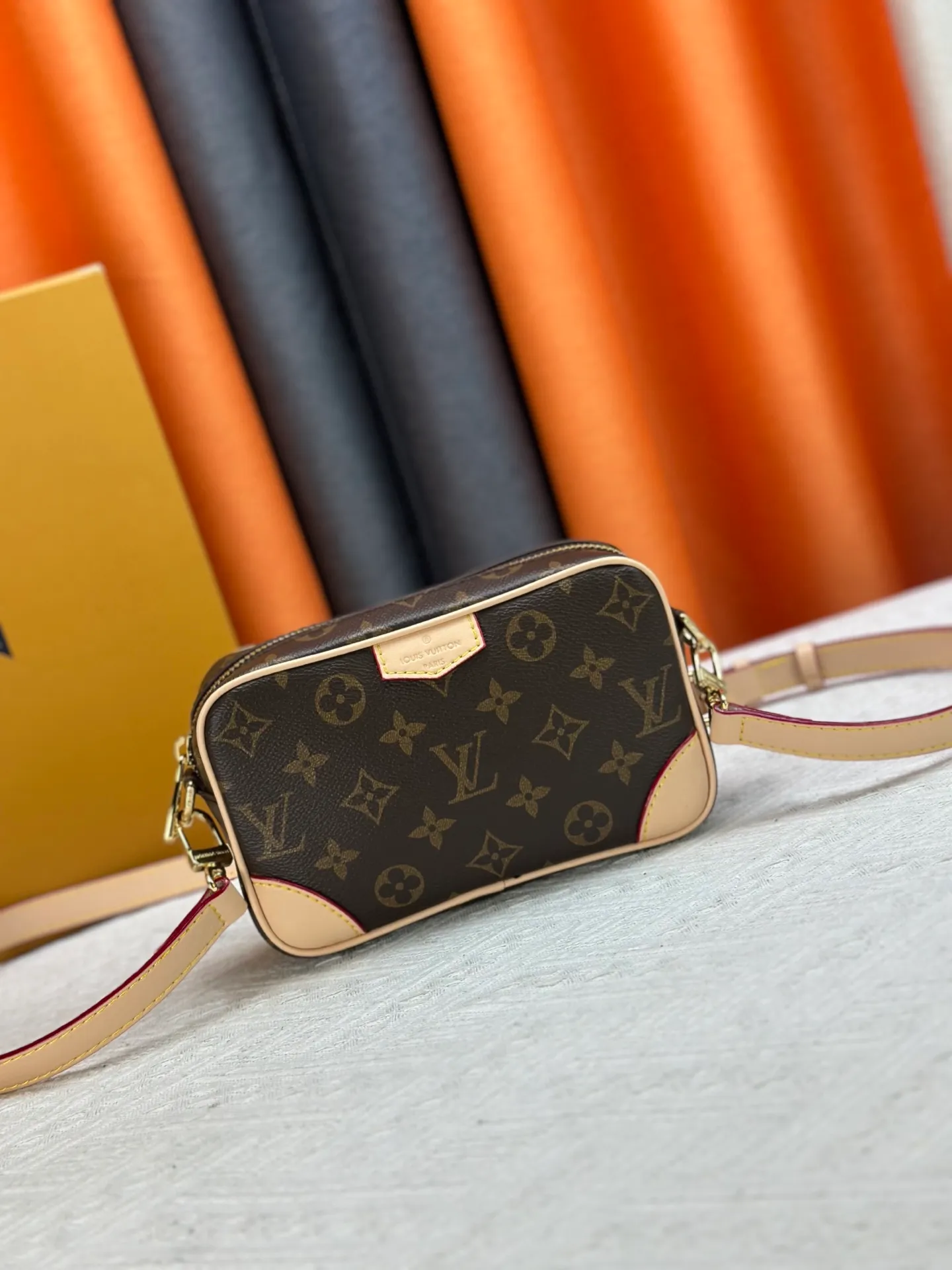 P220 Guangzhou goods M14253 M14058 M26737 M14684 The Trocadéro mini handbag is made of Monogram canvas, vintage cow leather trim and reinforced front corners. It pays tribute to Louis Vuitton's legendary history and combines retro charm with sophisticated modernity. Inspired by Louis Vuitton's cross-body bags designed in the 1980s, it features a removable and adjustable shoulder strap. 20.0 x 13.0 x 6.5 cm (length x height x width)