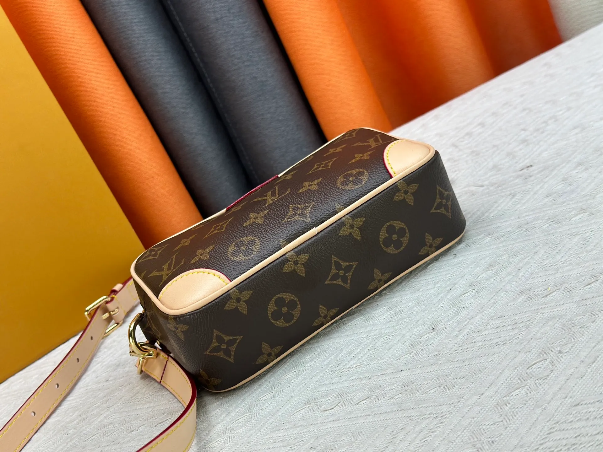 P220 Guangzhou goods M14253 M14058 M26737 M14684 The Trocadéro mini handbag is made of Monogram canvas, vintage cow leather trim and reinforced front corners. It pays tribute to Louis Vuitton's legendary history and combines retro charm with sophisticated modernity. Inspired by Louis Vuitton's cross-body bags designed in the 1980s, it features a removable and adjustable shoulder strap. 20.0 x 13.0 x 6.5 cm (length x height x width)