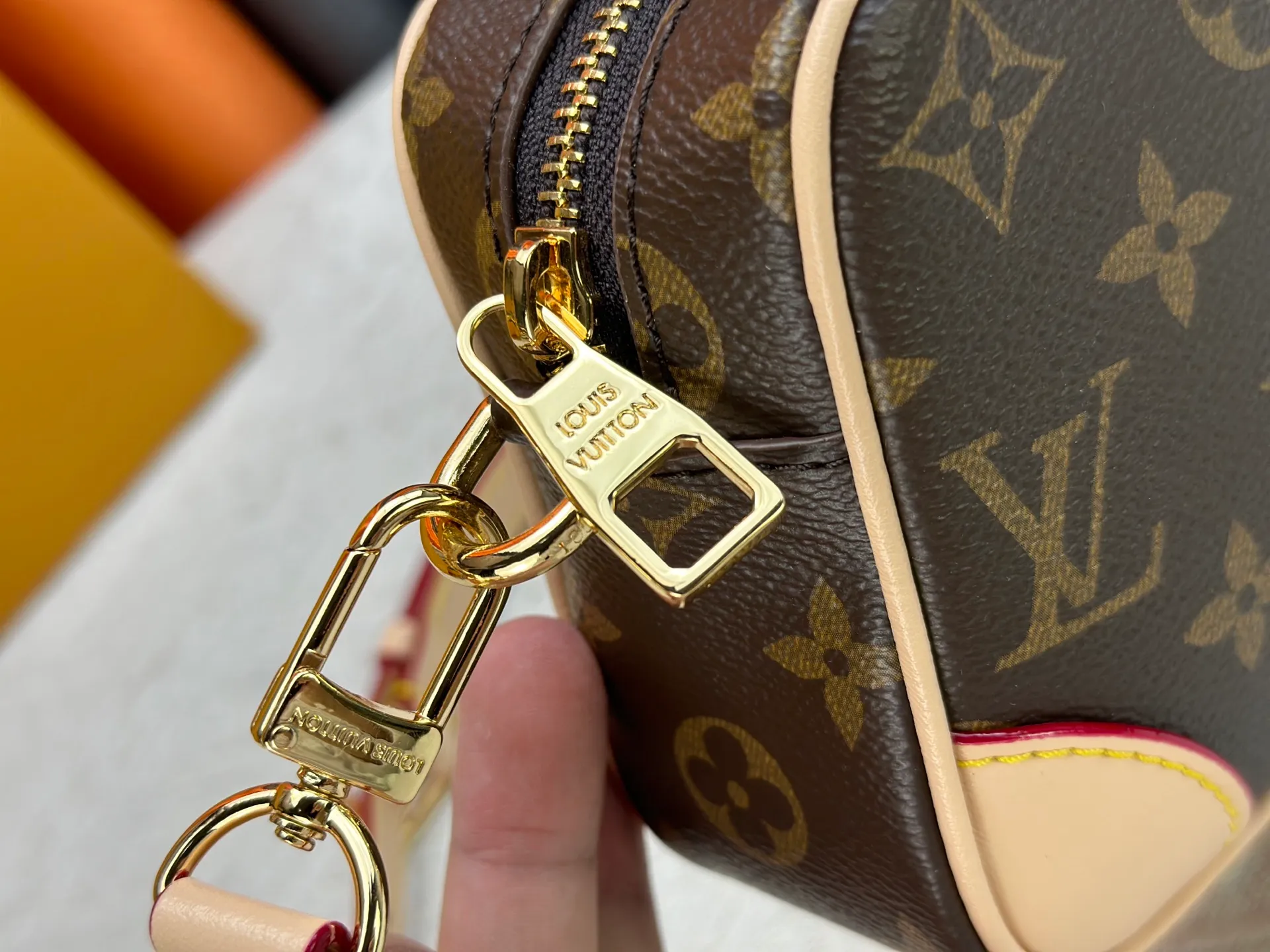 P220 Guangzhou goods M14253 M14058 M26737 M14684 The Trocadéro mini handbag is made of Monogram canvas, vintage cow leather trim and reinforced front corners. It pays tribute to Louis Vuitton's legendary history and combines retro charm with sophisticated modernity. Inspired by Louis Vuitton's cross-body bags designed in the 1980s, it features a removable and adjustable shoulder strap. 20.0 x 13.0 x 6.5 cm (length x height x width)