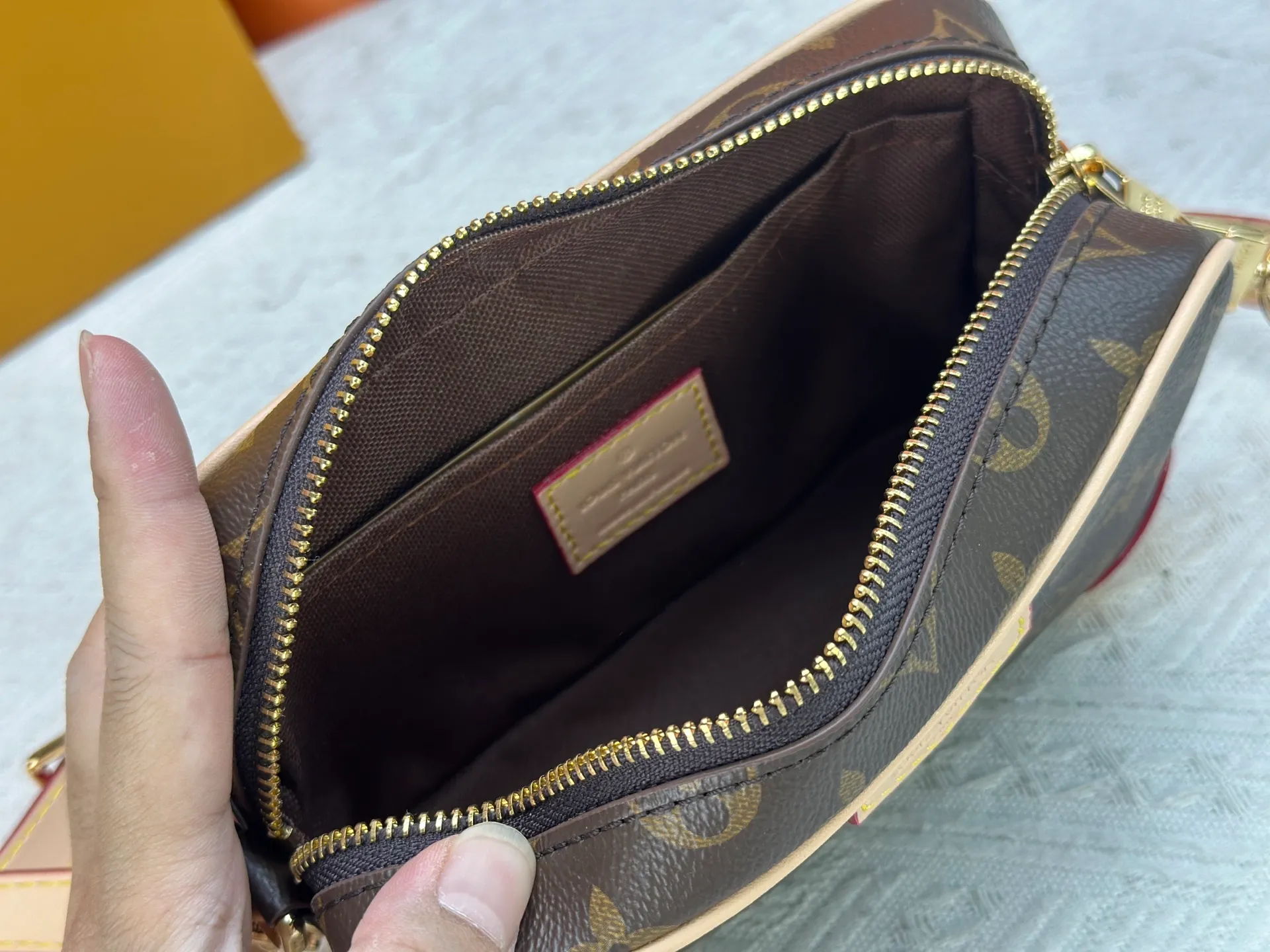 P220 Guangzhou goods M14253 M14058 M26737 M14684 The Trocadéro mini handbag is made of Monogram canvas, vintage cow leather trim and reinforced front corners. It pays tribute to Louis Vuitton's legendary history and combines retro charm with sophisticated modernity. Inspired by Louis Vuitton's cross-body bags designed in the 1980s, it features a removable and adjustable shoulder strap. 20.0 x 13.0 x 6.5 cm (length x height x width)