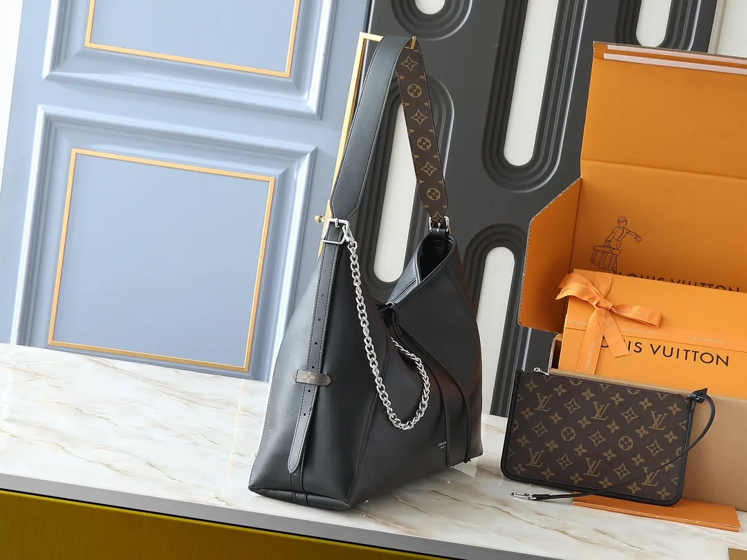 💰280💰Upgraded from the original M25143 M24861 M12583 M12579 M12919 M13105 This CarryAll Dark medium handbag is made of soft sheep leather to create a fashionable and lazy silhouette, adding eye-catching charm to the 2024 spring and summer show style. Polished metal pieces are complemented by a tactile, slightly wrinkled texture. Plenty of space can accommodate a variety of daily necessities, making it a great travel companion. Dimensions: 30 x 15 x 39 cm (height x width x length)