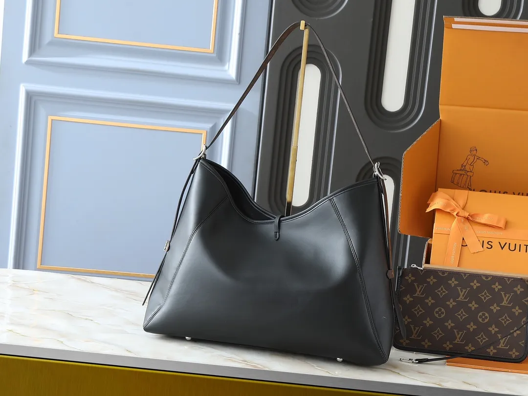 💰280💰Upgraded from the original M25143 M24861 M12583 M12579 M12919 M13105 This CarryAll Dark medium handbag is made of soft sheep leather to create a fashionable and lazy silhouette, adding eye-catching charm to the 2024 spring and summer show style. Polished metal pieces are complemented by a tactile, slightly wrinkled texture. Plenty of space can accommodate a variety of daily necessities, making it a great travel companion. Dimensions: 30 x 15 x 39 cm (height x width x length)