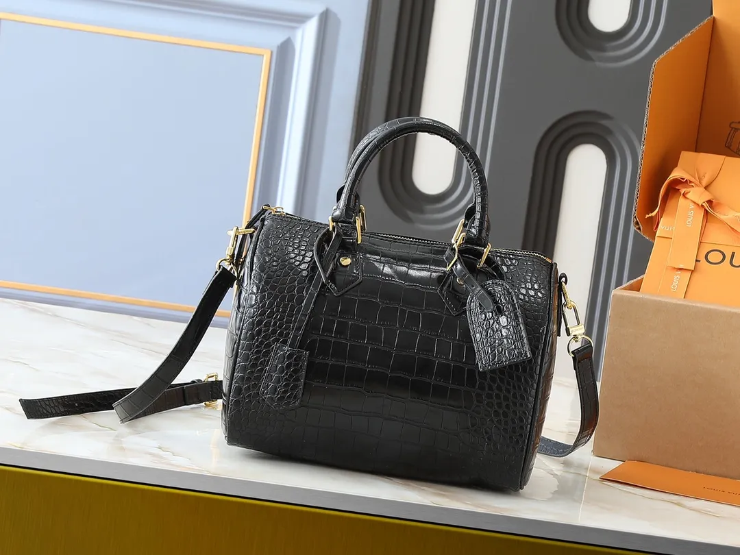 💰300💰Upgraded from the original M89108 M40390 crocodile pattern. This Speedy Bandoulière 25 Monogram Leather handbag is made of soft cow leather and uses the Monogram pattern to reproduce the sophisticated look and feel of the canvas print. Dazzling metal hardware, sheepskin lining and nameplate all reflect Creative Director Pharrell Williams' relentless attention to detail. Dimensions: 25x15x15