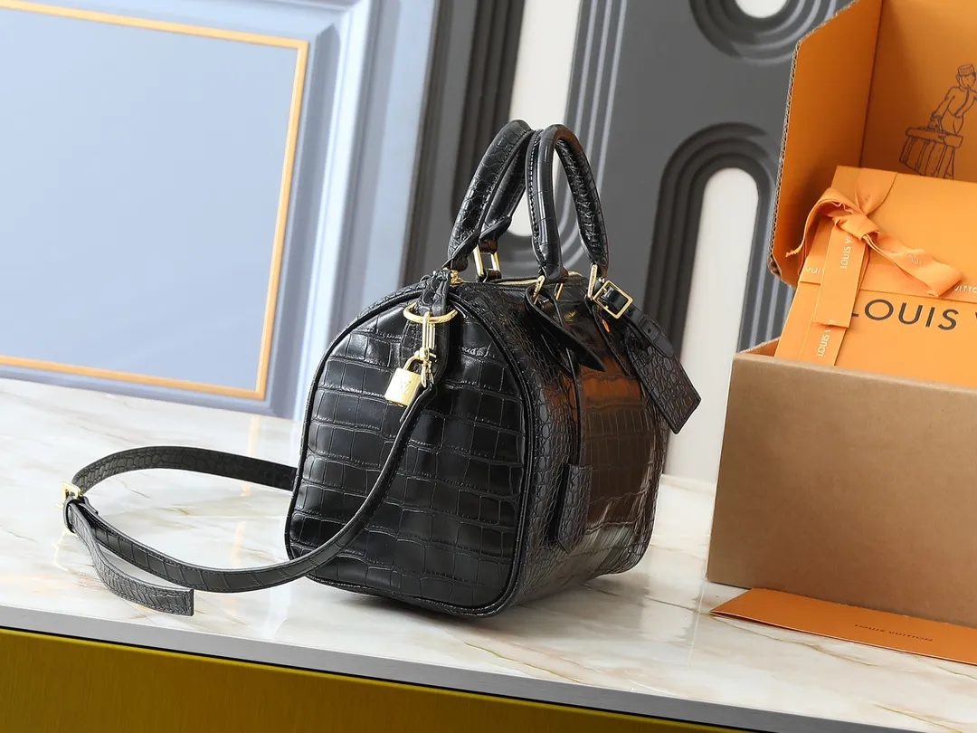 💰300💰Upgraded from the original M89108 M40390 crocodile pattern. This Speedy Bandoulière 25 Monogram Leather handbag is made of soft cow leather and uses the Monogram pattern to reproduce the sophisticated look and feel of the canvas print. Dazzling metal hardware, sheepskin lining and nameplate all reflect Creative Director Pharrell Williams' relentless attention to detail. Dimensions: 25x15x15