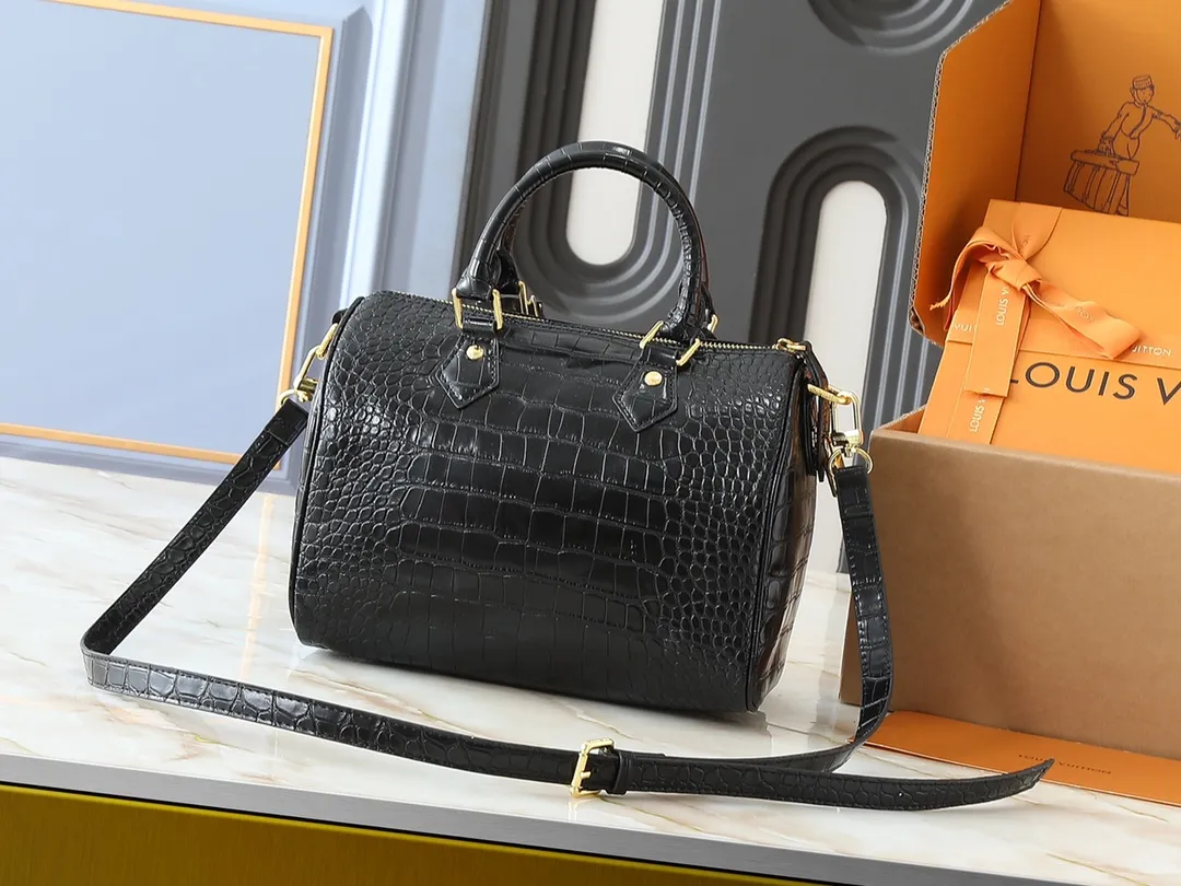💰300💰Upgraded from the original M89108 M40390 crocodile pattern. This Speedy Bandoulière 25 Monogram Leather handbag is made of soft cow leather and uses the Monogram pattern to reproduce the sophisticated look and feel of the canvas print. Dazzling metal hardware, sheepskin lining and nameplate all reflect Creative Director Pharrell Williams' relentless attention to detail. Dimensions: 25x15x15
