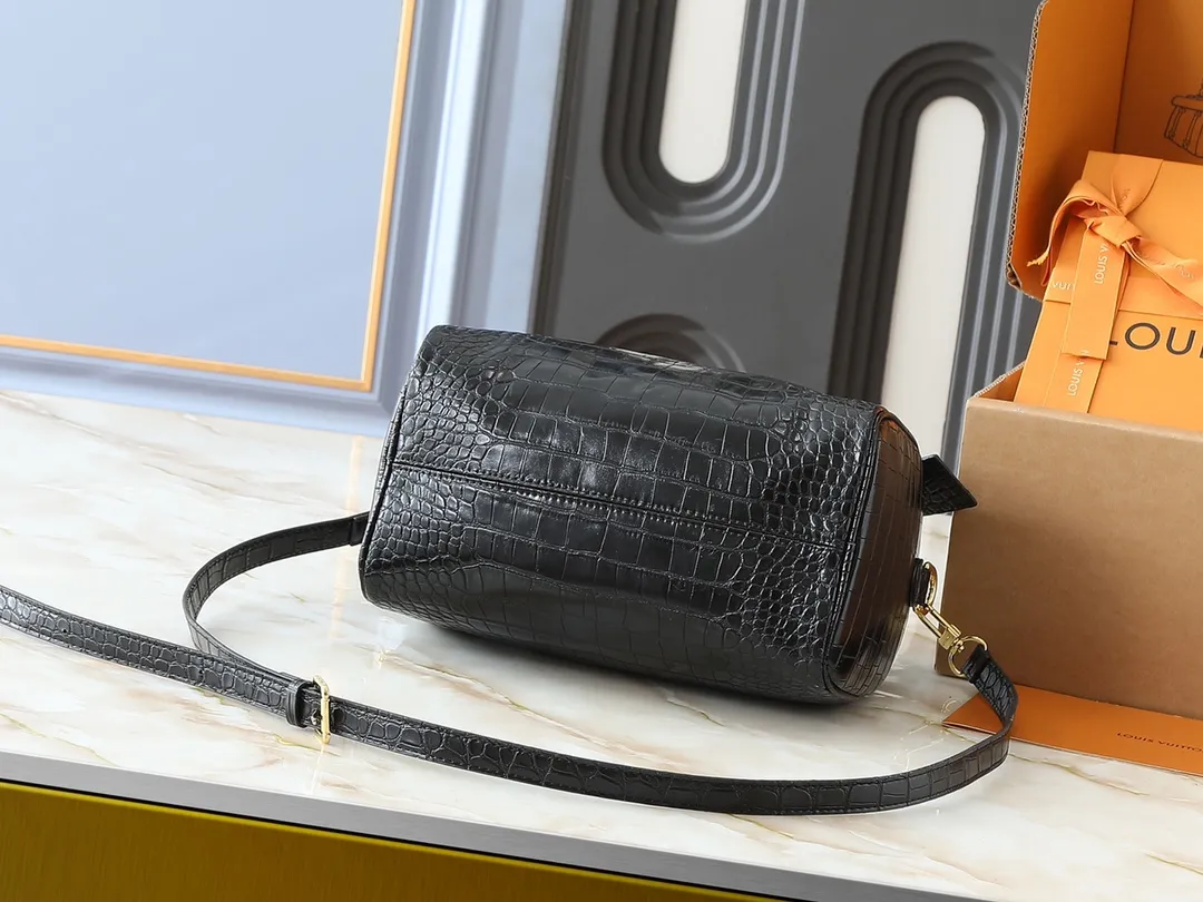 💰300💰Upgraded from the original M89108 M40390 crocodile pattern. This Speedy Bandoulière 25 Monogram Leather handbag is made of soft cow leather and uses the Monogram pattern to reproduce the sophisticated look and feel of the canvas print. Dazzling metal hardware, sheepskin lining and nameplate all reflect Creative Director Pharrell Williams' relentless attention to detail. Dimensions: 25x15x15