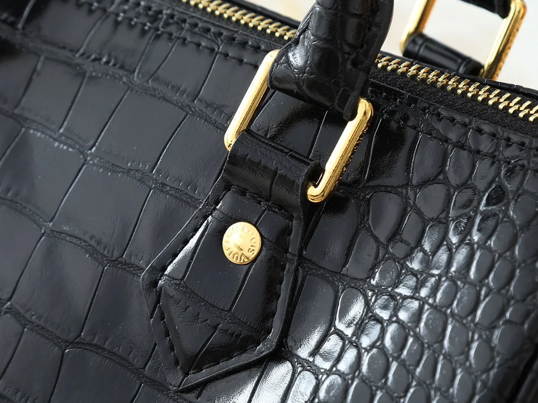 💰300💰Upgraded from the original M89108 M40390 crocodile pattern. This Speedy Bandoulière 25 Monogram Leather handbag is made of soft cow leather and uses the Monogram pattern to reproduce the sophisticated look and feel of the canvas print. Dazzling metal hardware, sheepskin lining and nameplate all reflect Creative Director Pharrell Williams' relentless attention to detail. Dimensions: 25x15x15
