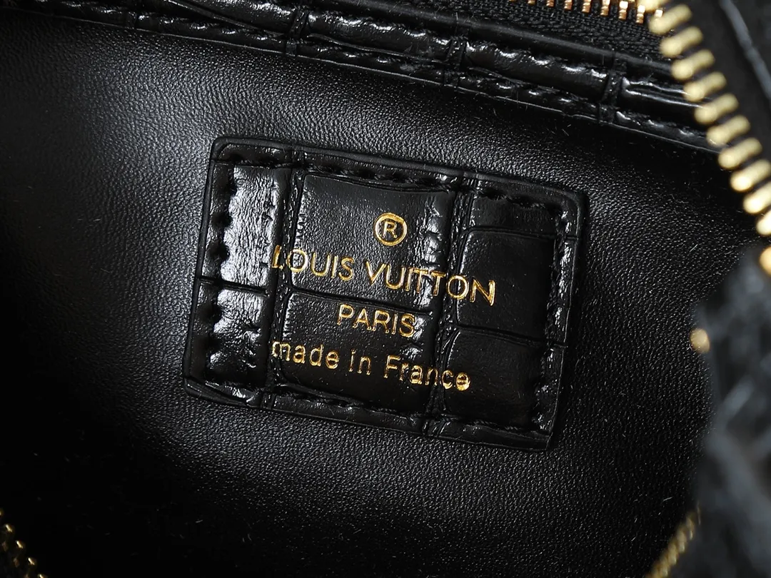 💰300💰Upgraded from the original M89108 M40390 crocodile pattern. This Speedy Bandoulière 25 Monogram Leather handbag is made of soft cow leather and uses the Monogram pattern to reproduce the sophisticated look and feel of the canvas print. Dazzling metal hardware, sheepskin lining and nameplate all reflect Creative Director Pharrell Williams' relentless attention to detail. Dimensions: 25x15x15