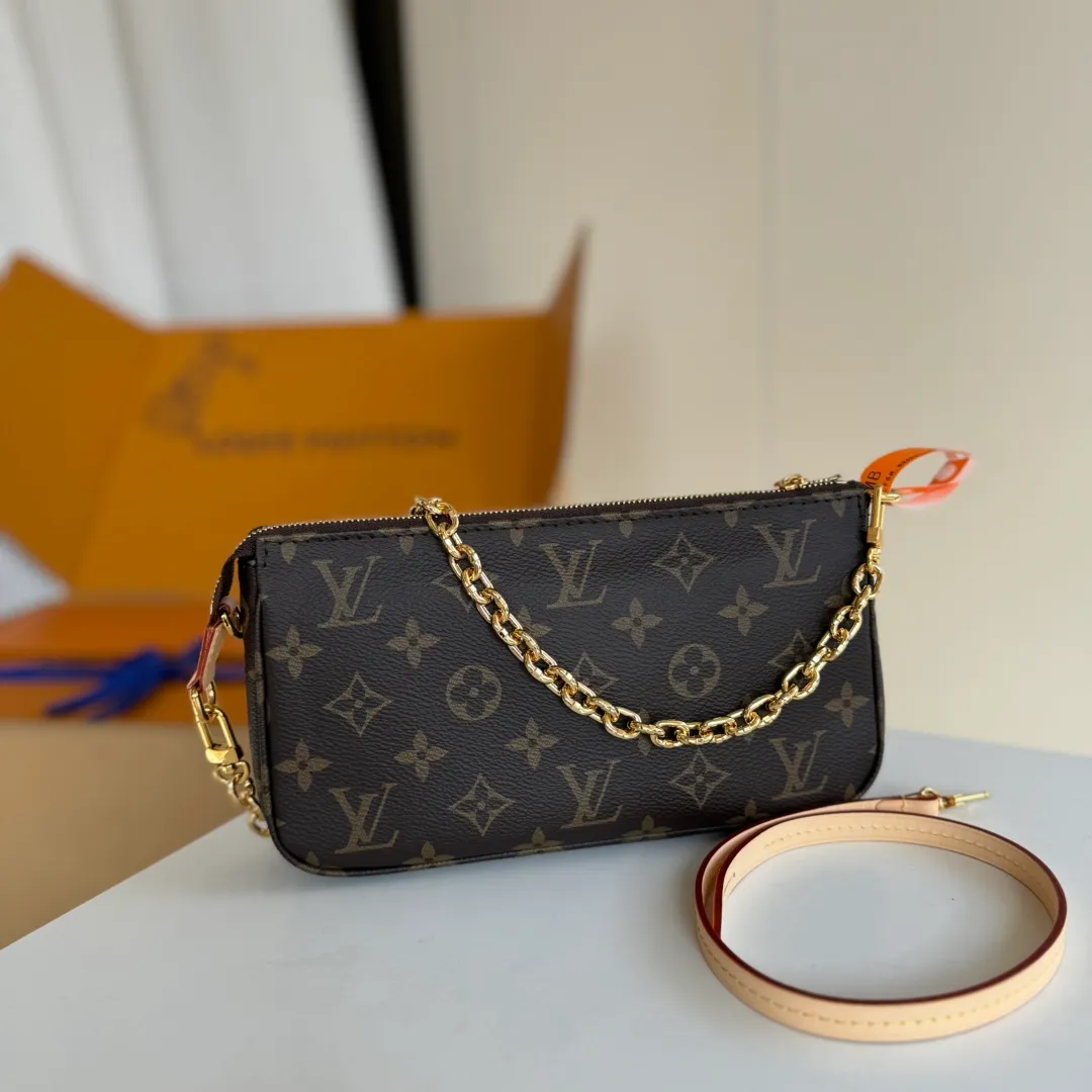 p1300 [Configured with a full set of MB duty-free packaging] 𝐩𝐨𝐜𝐡𝐞𝐭𝐭𝐞 𝐚𝐜𝐜𝐞𝐬𝐬𝐨𝐢𝐫𝐞𝐬 Series M82766 Special Grade All-Steel Actual Photography❒ Size: 23.5*13.5*4𝐜𝐦 ❒ A revised version of the classic Mahjong bag. The original flavor of the Mahjong bag is simple and elegant, and it is portable. The upgraded capacity can meet the storage capacity of the necessary items for girls to travel, and it is equipped with compartments inside! Small and lightweight, with a chain-like appearance, it is eye-catching, a perfect God-like style! Another popular magic weapon series, the design is really quite 𝐲𝐲𝐝𝐬!