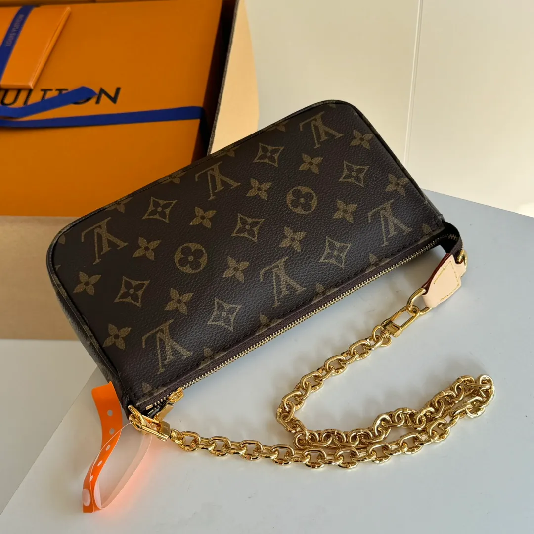 p1300 [Configured with a full set of MB duty-free packaging] 𝐩𝐨𝐜𝐡𝐞𝐭𝐭𝐞 𝐚𝐜𝐜𝐞𝐬𝐬𝐨𝐢𝐫𝐞𝐬 Series M82766 Special Grade All-Steel Actual Photography❒ Size: 23.5*13.5*4𝐜𝐦 ❒ A revised version of the classic Mahjong bag. The original flavor of the Mahjong bag is simple and elegant, and it is portable. The upgraded capacity can meet the storage capacity of the necessary items for girls to travel, and it is equipped with compartments inside! Small and lightweight, with a chain-like appearance, it is eye-catching, a perfect God-like style! Another popular magic weapon series, the design is really quite 𝐲𝐲𝐝𝐬!