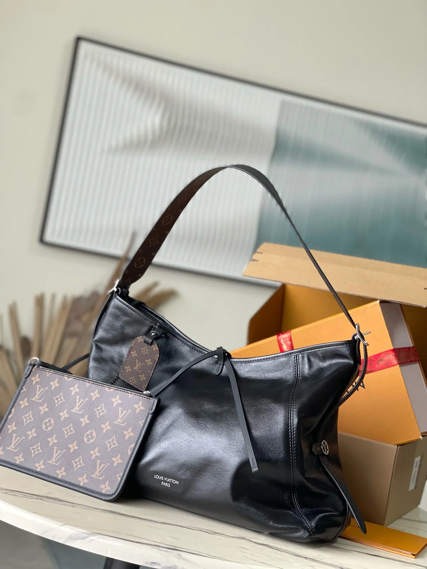 💰1200 (top layer leather) top original order M25143 medium size This CarryAl Dark medium handbag is made of soft sheep leather to create a fashionable mouth shape, adding eye-catching beauty to the 2024 spring and summer show style. Polished metal parts and a tactile micro-wrinkle texture complement each other. Plenty of space to accommodate a variety of daily necessities. A great travel companion. Dimensions: 39 × 30 × 15 cm