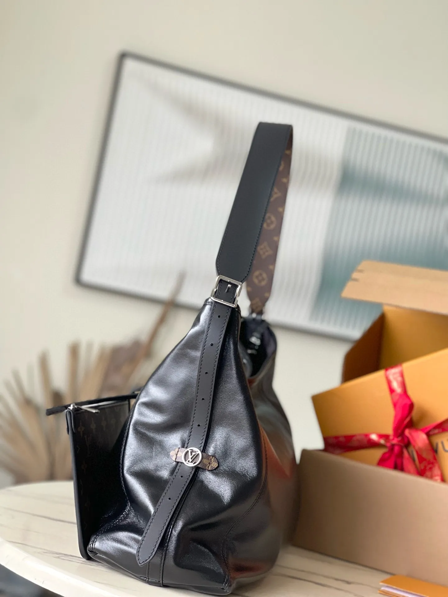 💰1200 (top layer leather) top original order M25143 medium size This CarryAl Dark medium handbag is made of soft sheep leather to create a fashionable mouth shape, adding eye-catching beauty to the 2024 spring and summer show style. Polished metal parts and a tactile micro-wrinkle texture complement each other. Plenty of space to accommodate a variety of daily necessities. A great travel companion. Dimensions: 39 × 30 × 15 cm