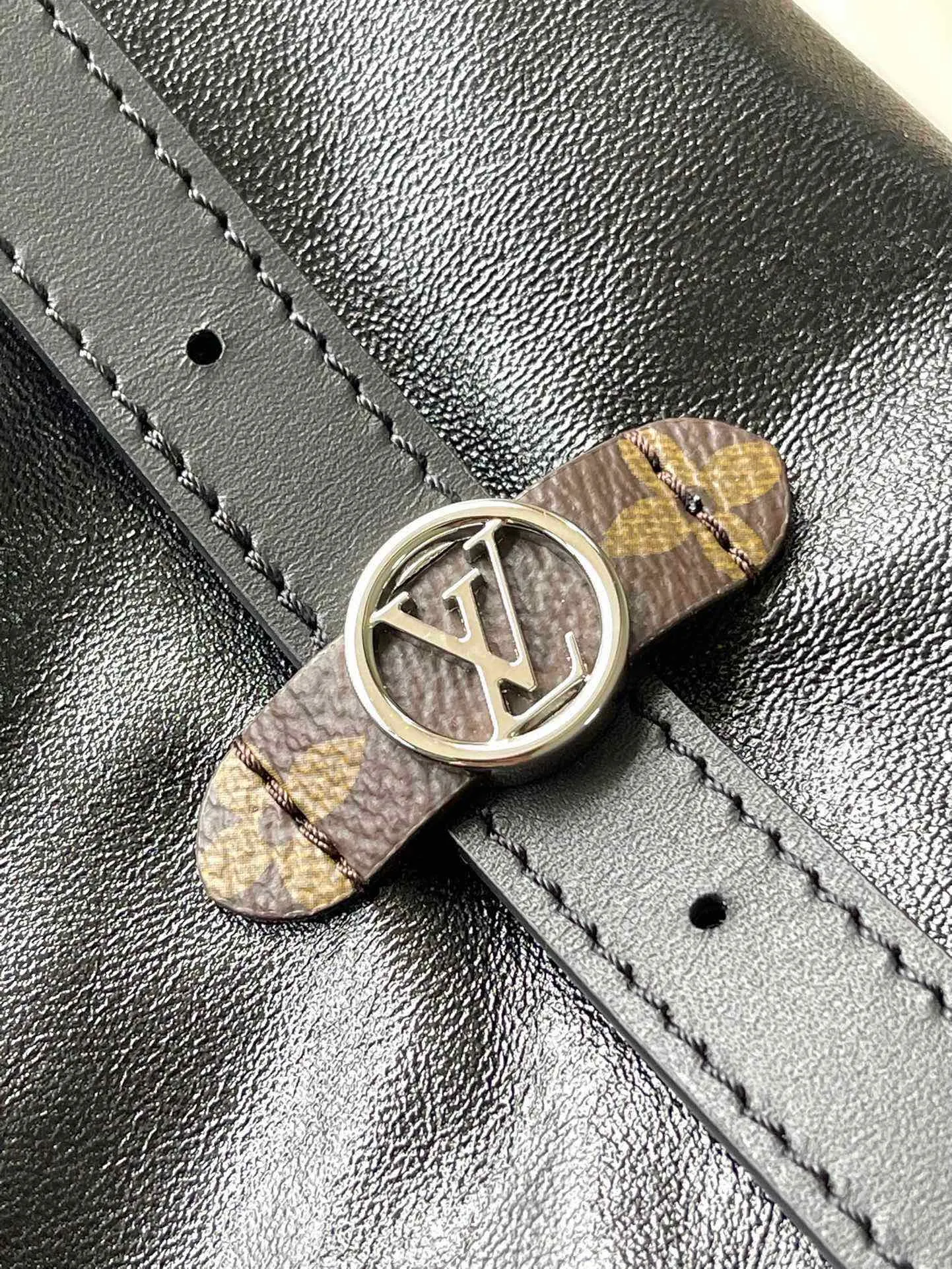 💰1200 (top layer leather) top original order M25143 medium size This CarryAl Dark medium handbag is made of soft sheep leather to create a fashionable mouth shape, adding eye-catching beauty to the 2024 spring and summer show style. Polished metal parts and a tactile micro-wrinkle texture complement each other. Plenty of space to accommodate a variety of daily necessities. A great travel companion. Dimensions: 39 × 30 × 15 cm