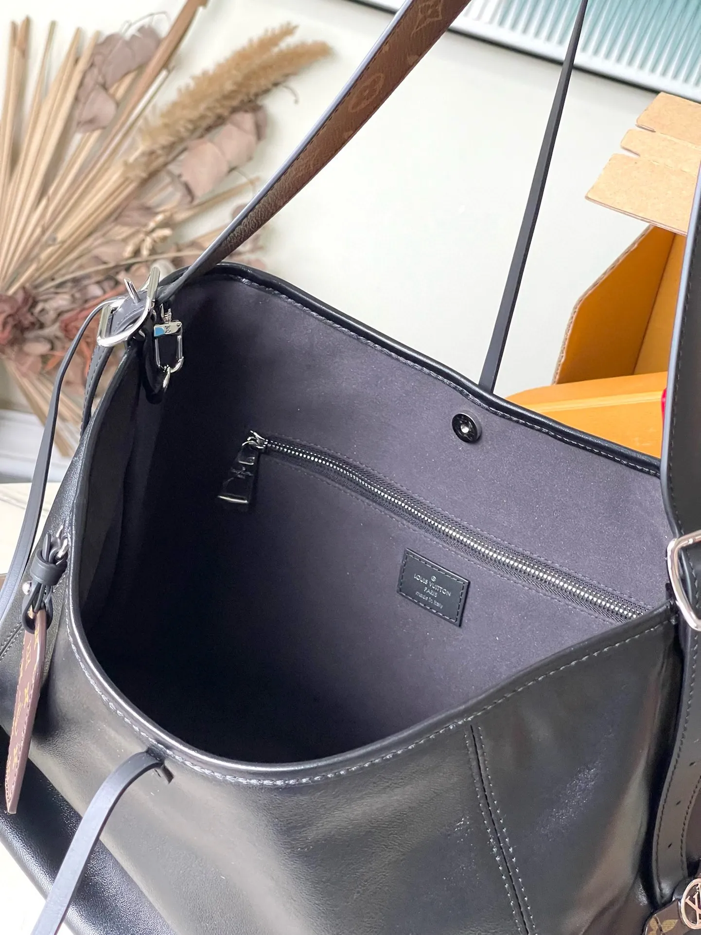 💰1200 (top layer leather) top original order M25143 medium size This CarryAl Dark medium handbag is made of soft sheep leather to create a fashionable mouth shape, adding eye-catching beauty to the 2024 spring and summer show style. Polished metal parts and a tactile micro-wrinkle texture complement each other. Plenty of space to accommodate a variety of daily necessities. A great travel companion. Dimensions: 39 × 30 × 15 cm