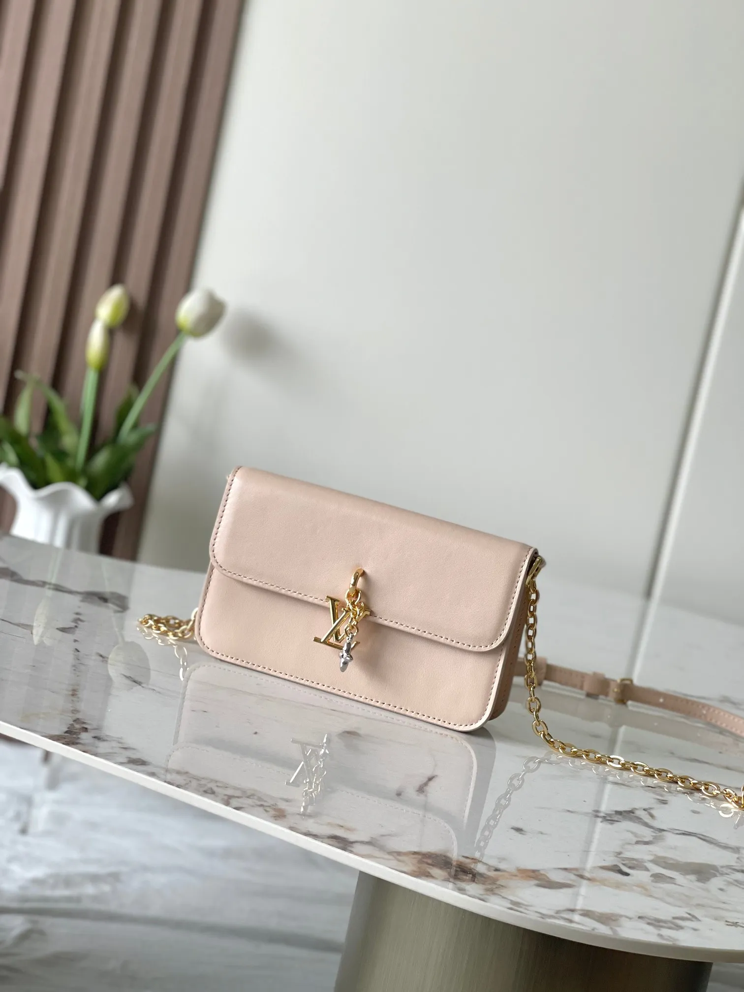 💰860 (top layer leather) top original single M14564 black M14547 blue M14581 apricot M14548 rose authentic development This Wallet On Chain handbag is from the Louis Vuitton LV Bloom series. It is cut from cow leather in a fashionable and practical configuration. It's decorated with embellishments inspired by the brand's iconic Monogram pattern. There's plenty of space to store a smartphone, and contrasting metal hardware adds an elegant touch. Dimensions: 11.5 x 4 x 20 cm (H x W x Length)