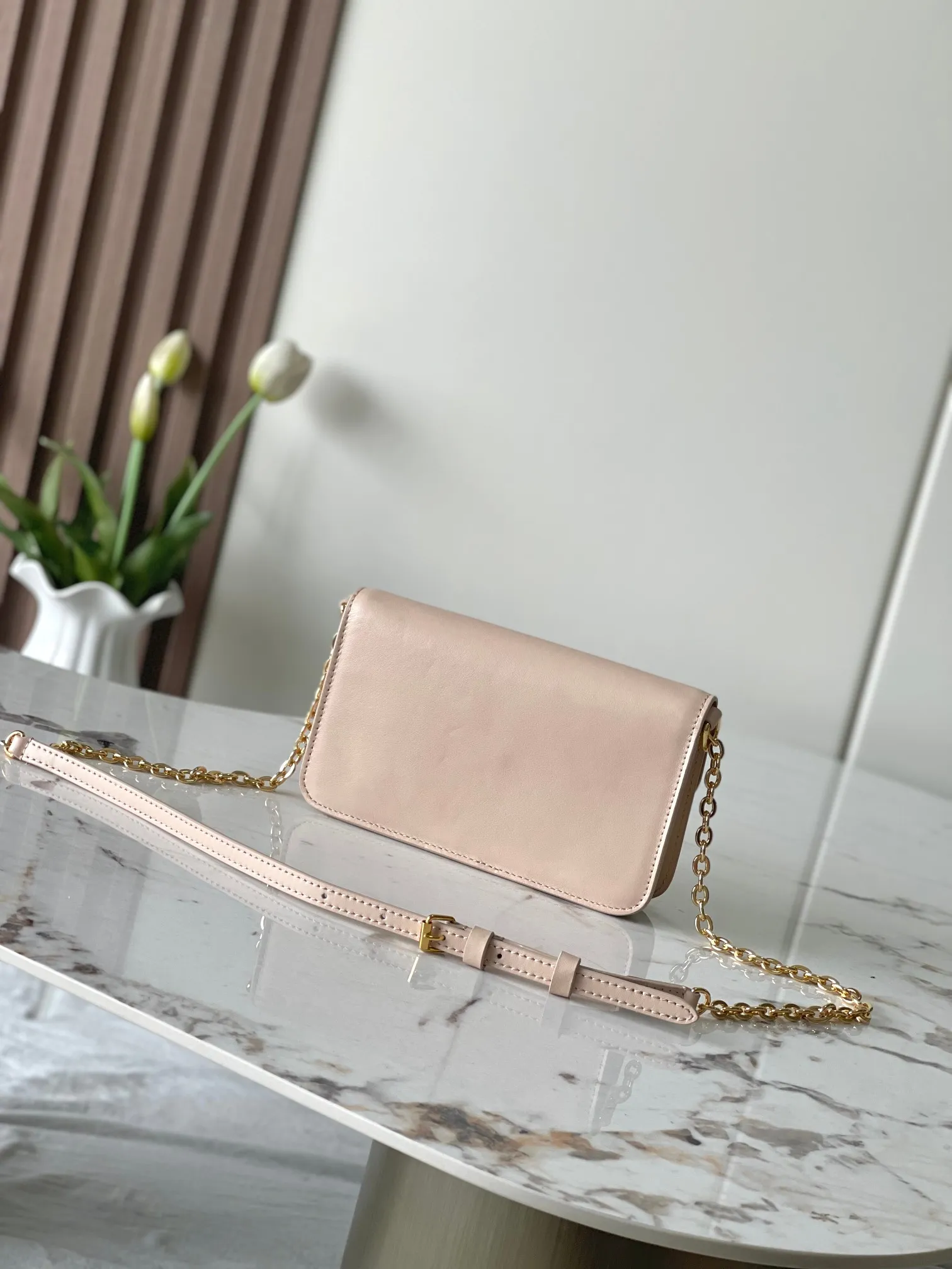 💰860 (top layer leather) top original single M14564 black M14547 blue M14581 apricot M14548 rose authentic development This Wallet On Chain handbag is from the Louis Vuitton LV Bloom series. It is cut from cow leather in a fashionable and practical configuration. It's decorated with embellishments inspired by the brand's iconic Monogram pattern. There's plenty of space to store a smartphone, and contrasting metal hardware adds an elegant touch. Dimensions: 11.5 x 4 x 20 cm (H x W x Length)