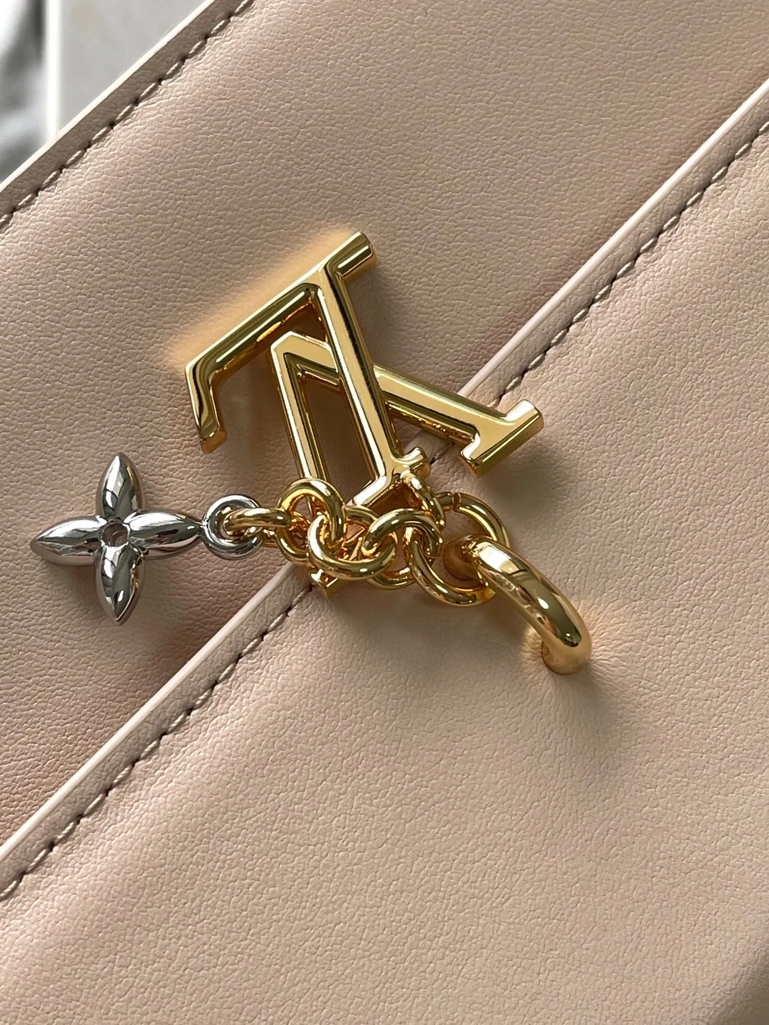 💰860 (top layer leather) top original single M14564 black M14547 blue M14581 apricot M14548 rose authentic development This Wallet On Chain handbag is from the Louis Vuitton LV Bloom series. It is cut from cow leather in a fashionable and practical configuration. It's decorated with embellishments inspired by the brand's iconic Monogram pattern. There's plenty of space to store a smartphone, and contrasting metal hardware adds an elegant touch. Dimensions: 11.5 x 4 x 20 cm (H x W x Length)