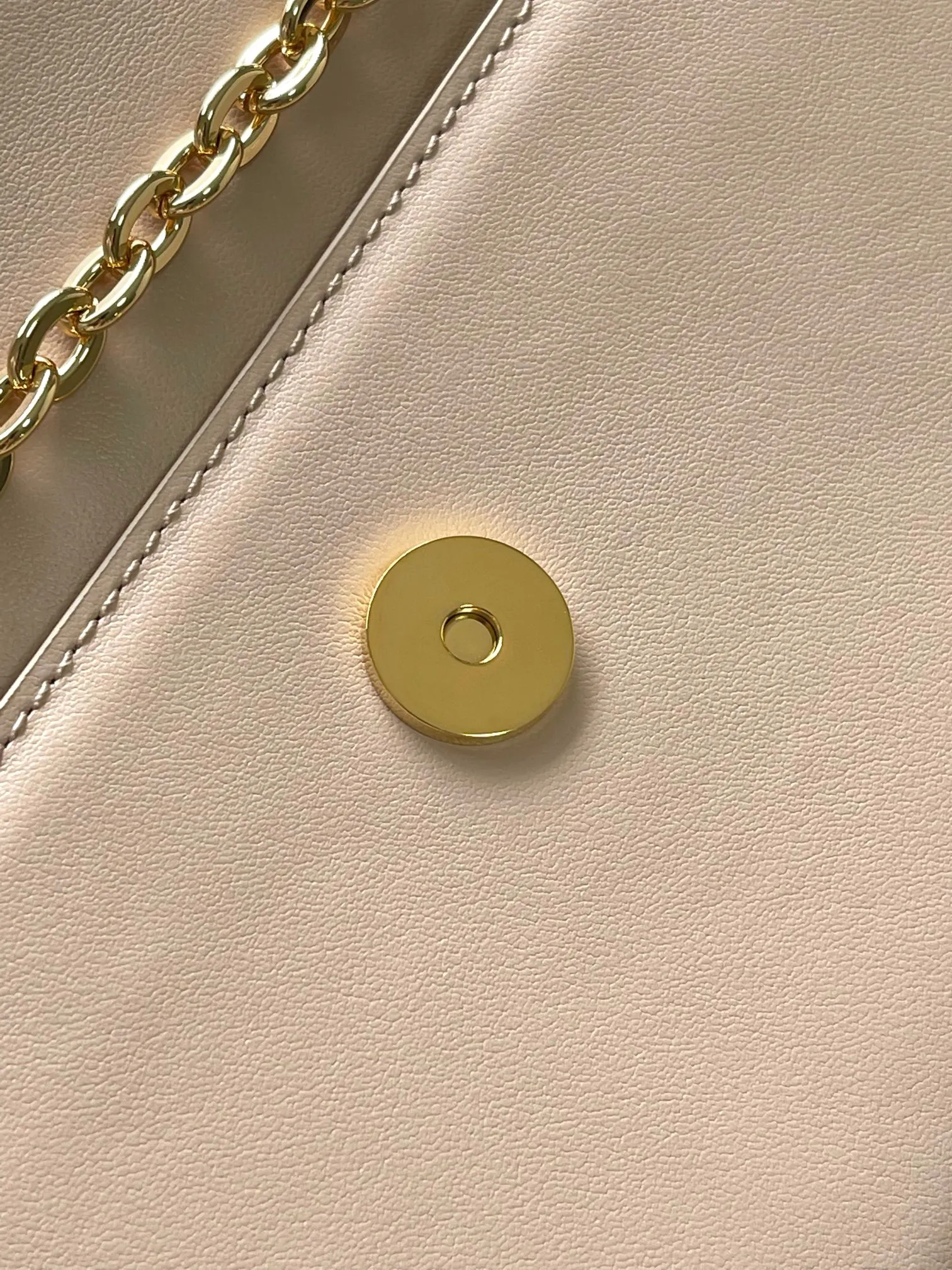 💰860 (top layer leather) top original single M14564 black M14547 blue M14581 apricot M14548 rose authentic development This Wallet On Chain handbag is from the Louis Vuitton LV Bloom series. It is cut from cow leather in a fashionable and practical configuration. It's decorated with embellishments inspired by the brand's iconic Monogram pattern. There's plenty of space to store a smartphone, and contrasting metal hardware adds an elegant touch. Dimensions: 11.5 x 4 x 20 cm (H x W x Length)