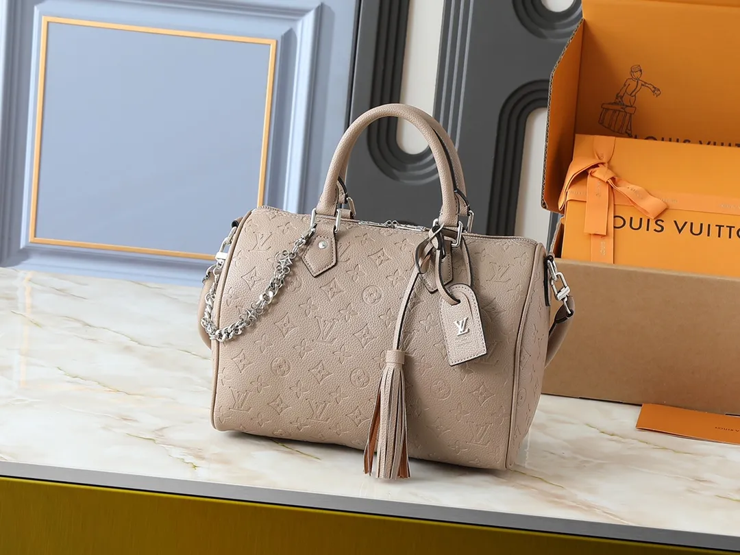 💰300💰Upgraded from the original M47186 M11323 M40391 This Speedy Soft 30 handbag renews the classic design of the Speedy handbag, using Monogram Empreinte leather and suede cowhide lining to create a light and soft structure. Whether carried by hand, cross-body or shoulder, you can create a trendy look. Dimensions: 30x21x17 cm