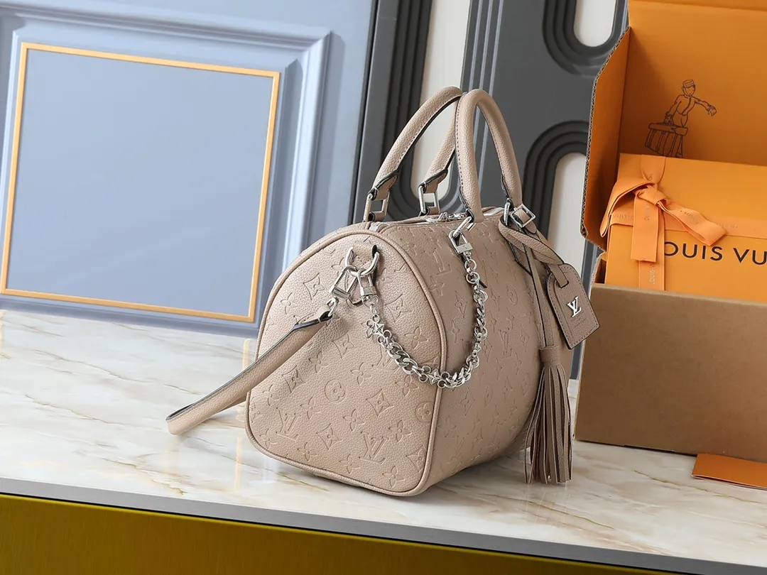 💰300💰Upgraded from the original M47186 M11323 M40391 This Speedy Soft 30 handbag renews the classic design of the Speedy handbag, using Monogram Empreinte leather and suede cowhide lining to create a light and soft structure. Whether carried by hand, cross-body or shoulder, you can create a trendy look. Dimensions: 30x21x17 cm