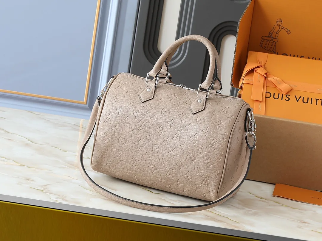 💰300💰Upgraded from the original M47186 M11323 M40391 This Speedy Soft 30 handbag renews the classic design of the Speedy handbag, using Monogram Empreinte leather and suede cowhide lining to create a light and soft structure. Whether carried by hand, cross-body or shoulder, you can create a trendy look. Dimensions: 30x21x17 cm