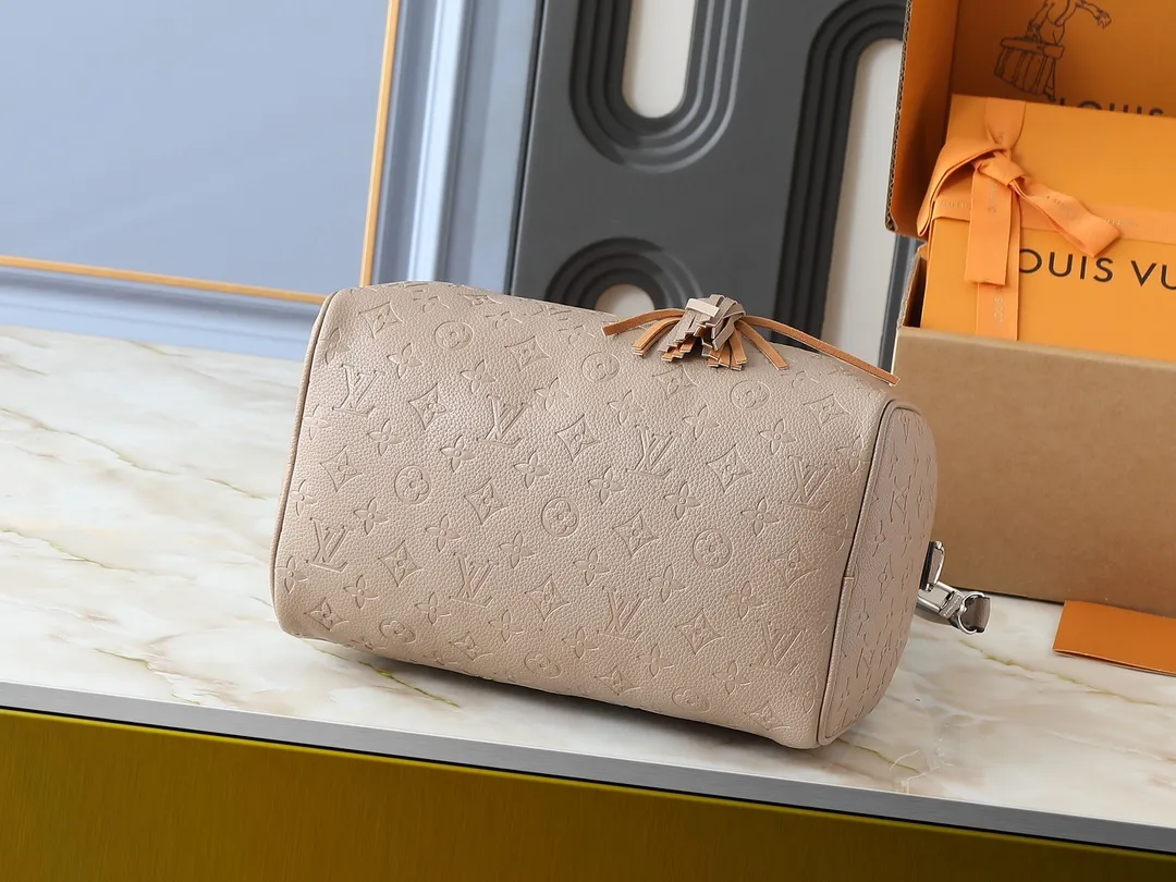 💰300💰Upgraded from the original M47186 M11323 M40391 This Speedy Soft 30 handbag renews the classic design of the Speedy handbag, using Monogram Empreinte leather and suede cowhide lining to create a light and soft structure. Whether carried by hand, cross-body or shoulder, you can create a trendy look. Dimensions: 30x21x17 cm