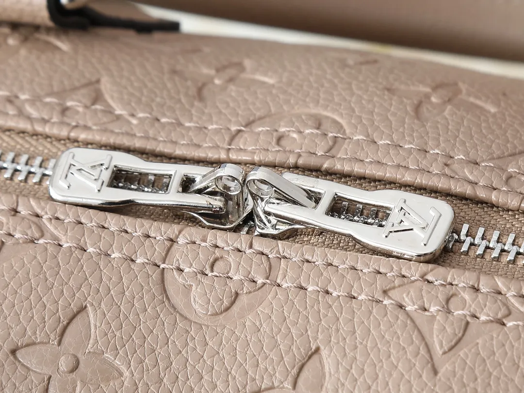 💰300💰Upgraded from the original M47186 M11323 M40391 This Speedy Soft 30 handbag renews the classic design of the Speedy handbag, using Monogram Empreinte leather and suede cowhide lining to create a light and soft structure. Whether carried by hand, cross-body or shoulder, you can create a trendy look. Dimensions: 30x21x17 cm