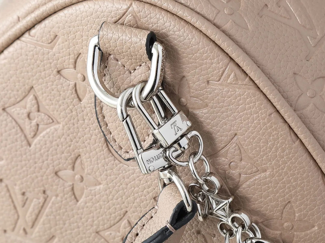 💰300💰Upgraded from the original M47186 M11323 M40391 This Speedy Soft 30 handbag renews the classic design of the Speedy handbag, using Monogram Empreinte leather and suede cowhide lining to create a light and soft structure. Whether carried by hand, cross-body or shoulder, you can create a trendy look. Dimensions: 30x21x17 cm