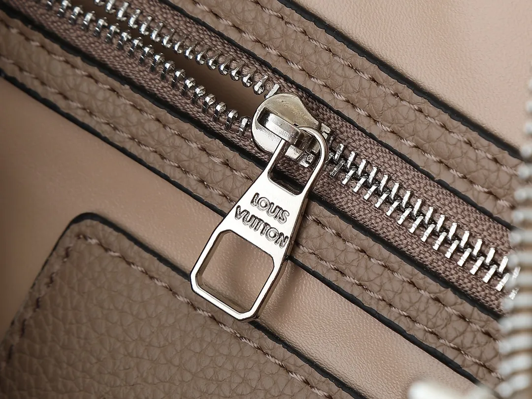 💰300💰Upgraded from the original M47186 M11323 M40391 This Speedy Soft 30 handbag renews the classic design of the Speedy handbag, using Monogram Empreinte leather and suede cowhide lining to create a light and soft structure. Whether carried by hand, cross-body or shoulder, you can create a trendy look. Dimensions: 30x21x17 cm