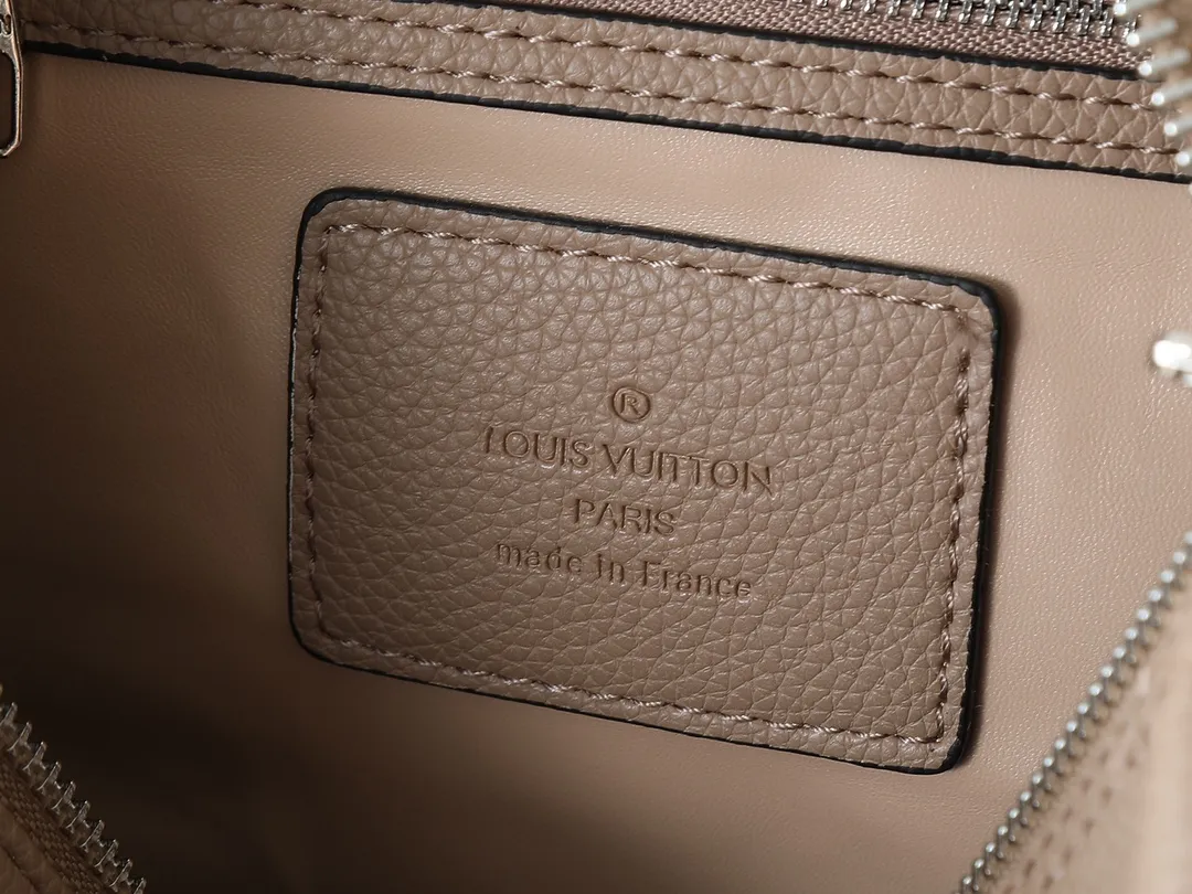 💰300💰Upgraded from the original M47186 M11323 M40391 This Speedy Soft 30 handbag renews the classic design of the Speedy handbag, using Monogram Empreinte leather and suede cowhide lining to create a light and soft structure. Whether carried by hand, cross-body or shoulder, you can create a trendy look. Dimensions: 30x21x17 cm