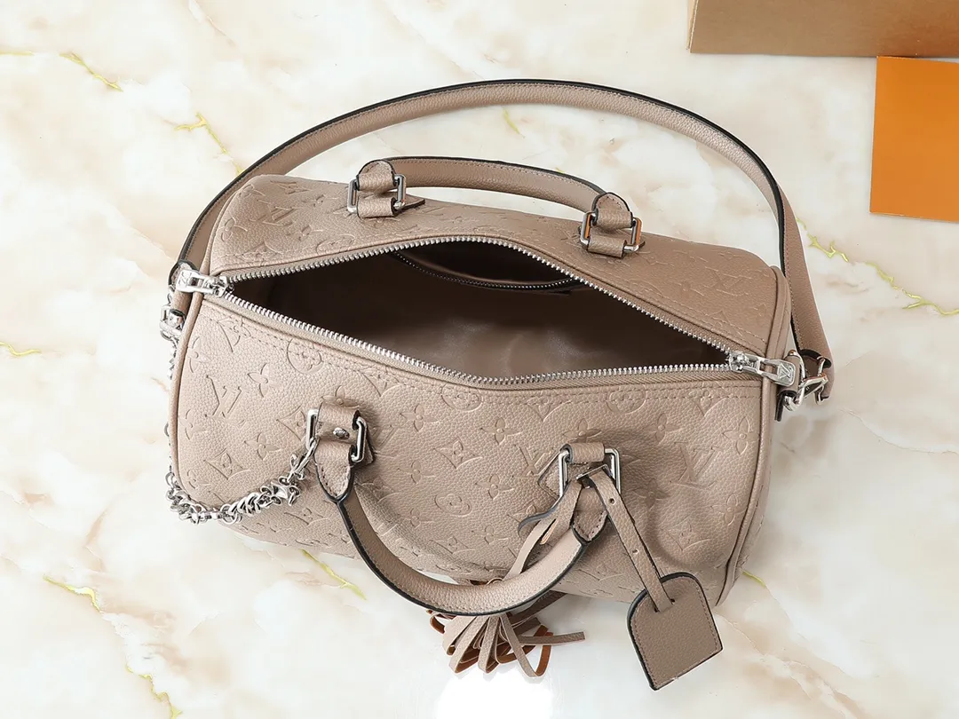 💰300💰Upgraded from the original M47186 M11323 M40391 This Speedy Soft 30 handbag renews the classic design of the Speedy handbag, using Monogram Empreinte leather and suede cowhide lining to create a light and soft structure. Whether carried by hand, cross-body or shoulder, you can create a trendy look. Dimensions: 30x21x17 cm