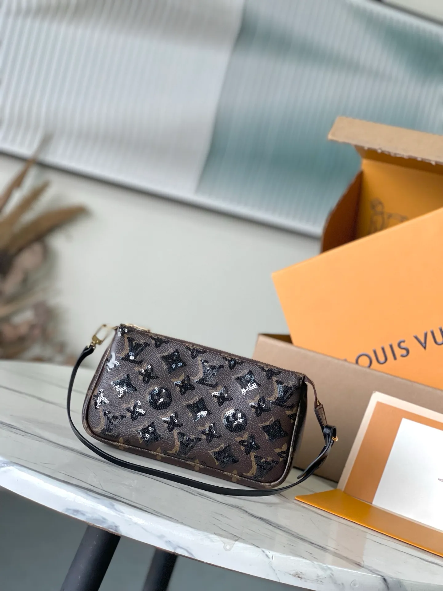 💰780 (first-grain leather) top original order M26473 This Pochette Accessolres handbag is made of Monogram canvas with sparkling sequins, smooth leather trim and metal zipper to create an elegant design. The vibrant color palette can be worn easily from day to night, making it a timeless addition to your wardrobe. Dimensions: 23.5 × 13.5 × 4 cm