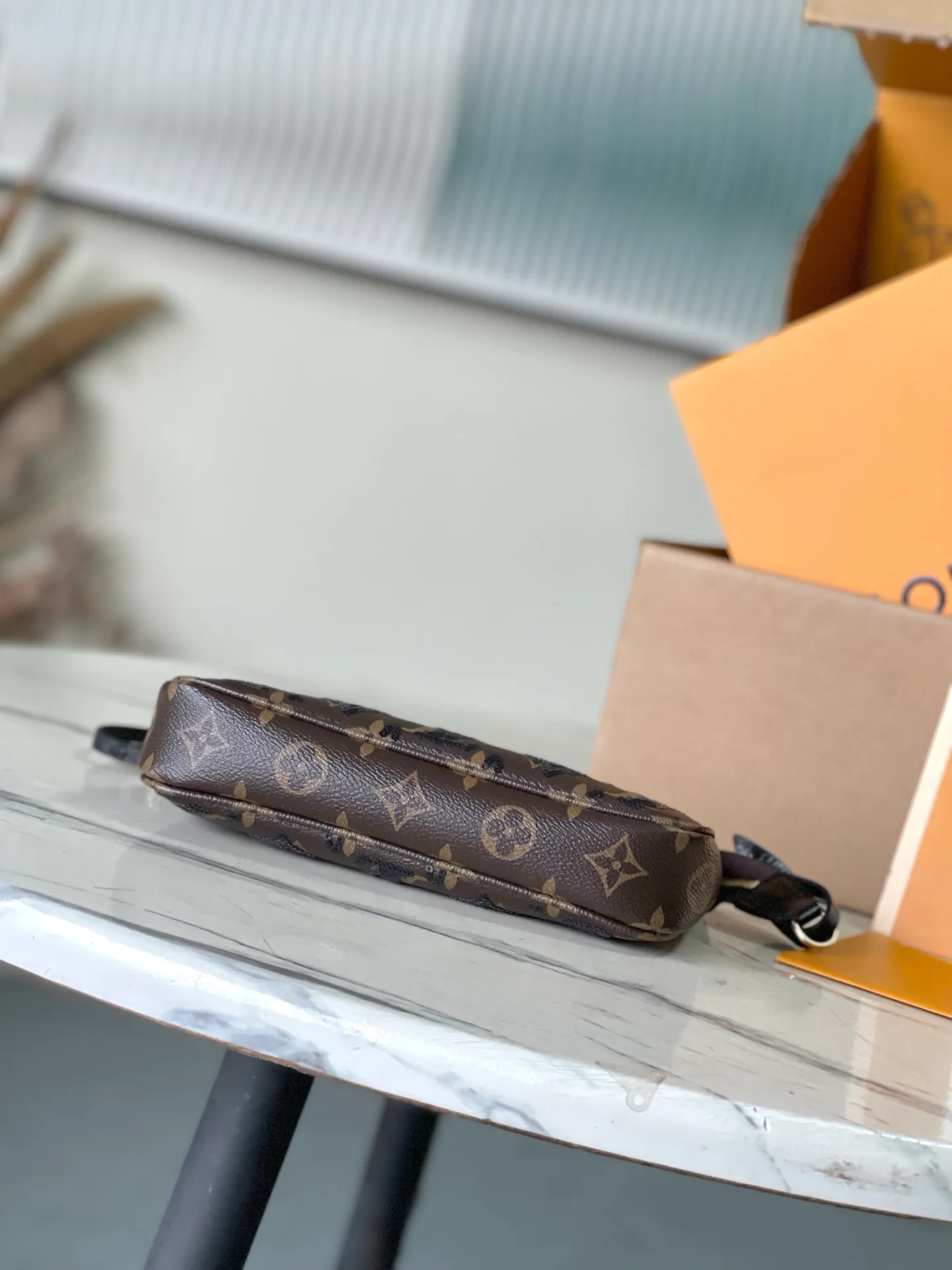 💰780 (first-grain leather) top original order M26473 This Pochette Accessolres handbag is made of Monogram canvas with sparkling sequins, smooth leather trim and metal zipper to create an elegant design. The vibrant color palette can be worn easily from day to night, making it a timeless addition to your wardrobe. Dimensions: 23.5 × 13.5 × 4 cm