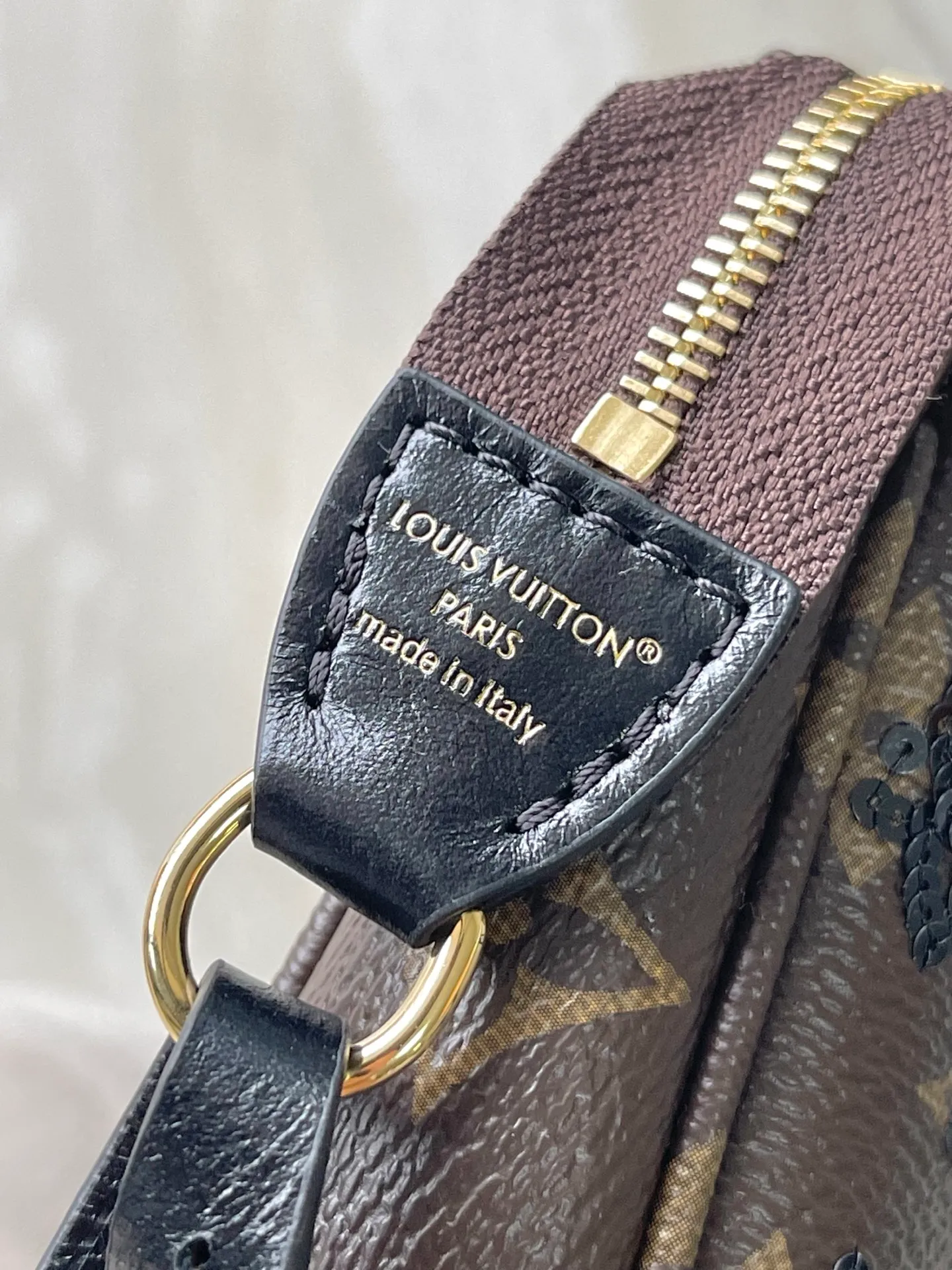 💰780 (first-grain leather) top original order M26473 This Pochette Accessolres handbag is made of Monogram canvas with sparkling sequins, smooth leather trim and metal zipper to create an elegant design. The vibrant color palette can be worn easily from day to night, making it a timeless addition to your wardrobe. Dimensions: 23.5 × 13.5 × 4 cm