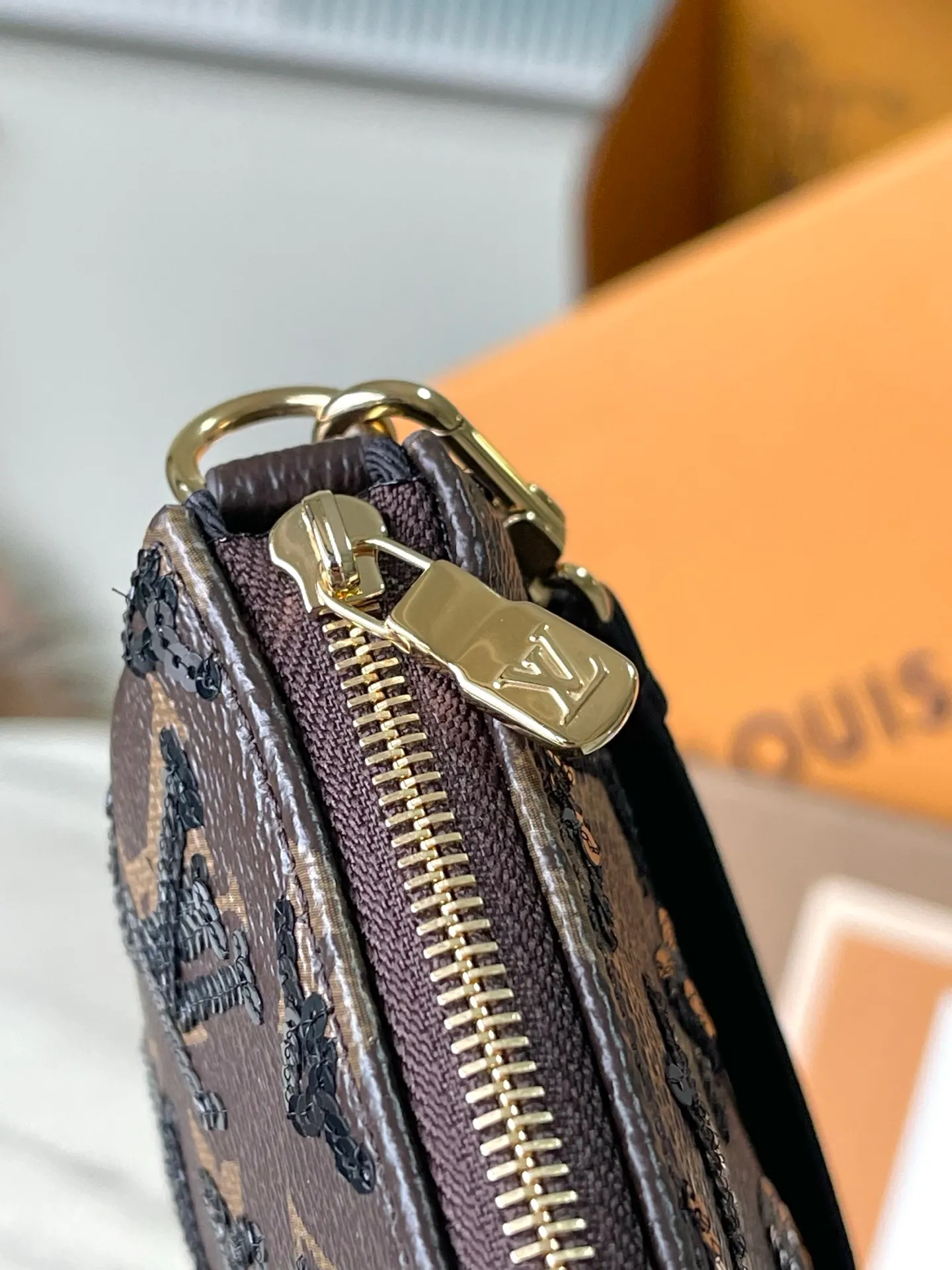 💰780 (first-grain leather) top original order M26473 This Pochette Accessolres handbag is made of Monogram canvas with sparkling sequins, smooth leather trim and metal zipper to create an elegant design. The vibrant color palette can be worn easily from day to night, making it a timeless addition to your wardrobe. Dimensions: 23.5 × 13.5 × 4 cm