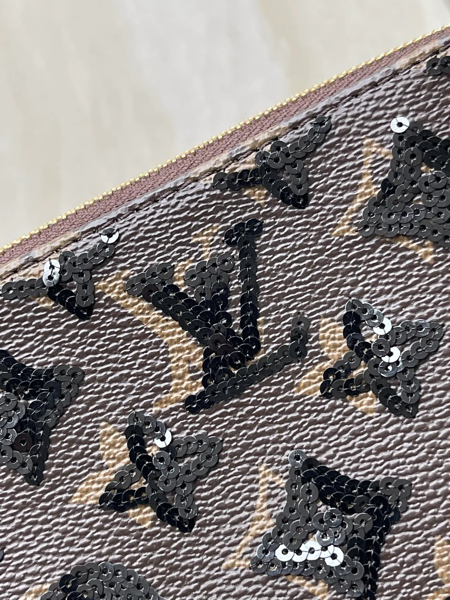 💰780 (first-grain leather) top original order M26473 This Pochette Accessolres handbag is made of Monogram canvas with sparkling sequins, smooth leather trim and metal zipper to create an elegant design. The vibrant color palette can be worn easily from day to night, making it a timeless addition to your wardrobe. Dimensions: 23.5 × 13.5 × 4 cm
