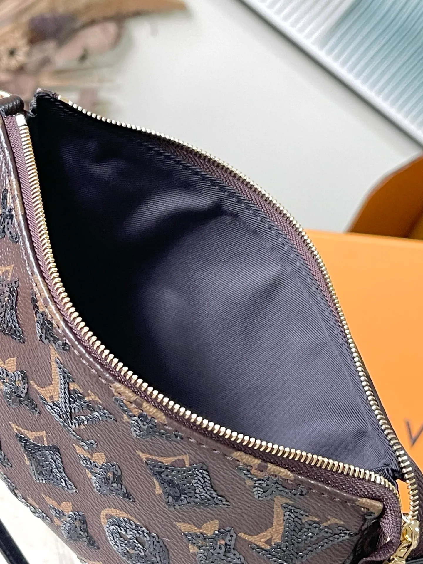 💰780 (first-grain leather) top original order M26473 This Pochette Accessolres handbag is made of Monogram canvas with sparkling sequins, smooth leather trim and metal zipper to create an elegant design. The vibrant color palette can be worn easily from day to night, making it a timeless addition to your wardrobe. Dimensions: 23.5 × 13.5 × 4 cm