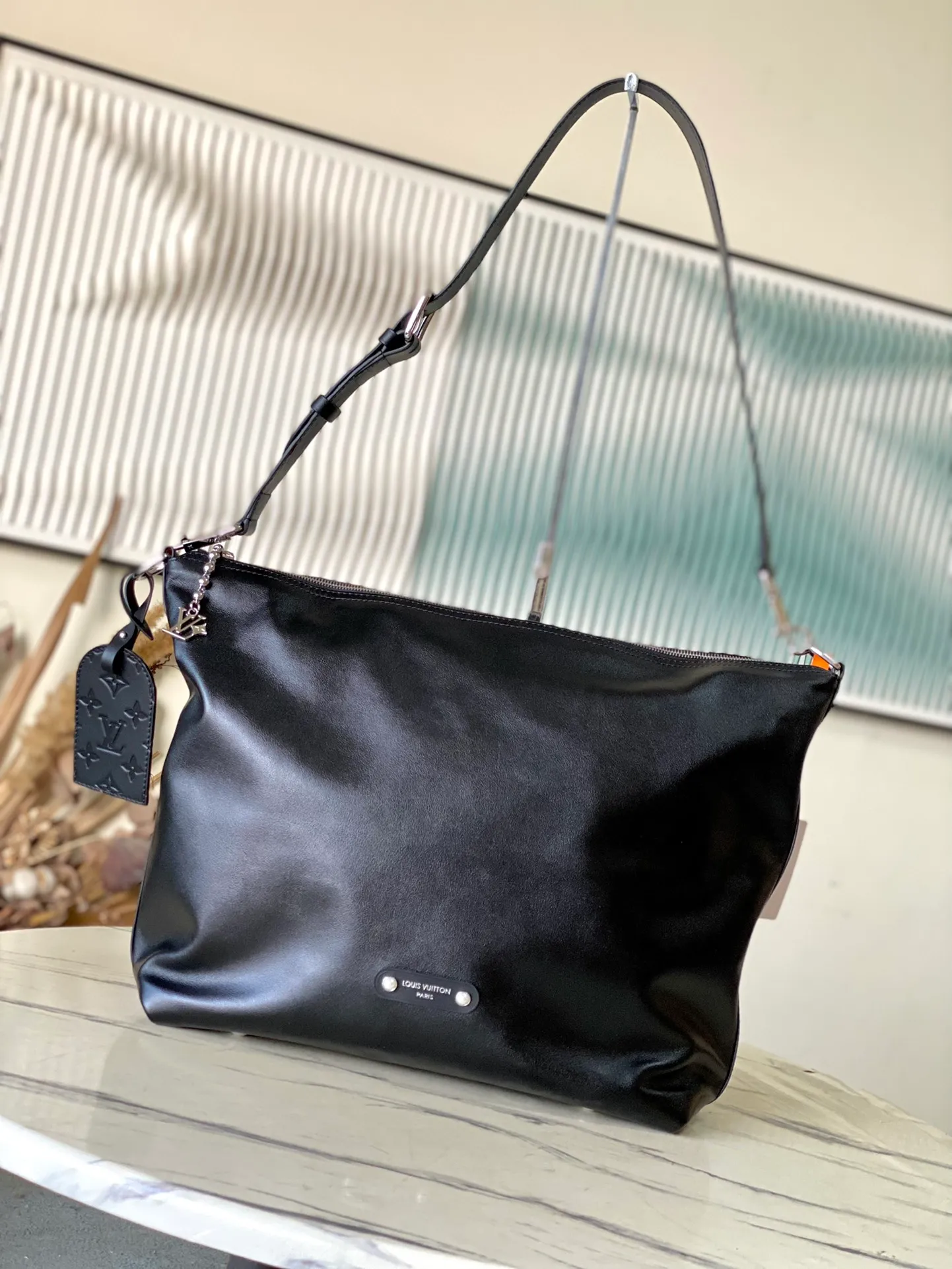 💰1380 (top-grain leather) top original order M13986 This Vagabond Hobo handbag is made of glossy soft cow leather to create an ergonomic and close-fitting silhouette. Whether it is carried cross-body or on the shoulder, it can show its cool style. The metal zipper enables smooth opening and closing, and the bead chain cleverly connects the zipper puller and LV letter decoration. Dimensions: 38 × 35 × 12 cm
