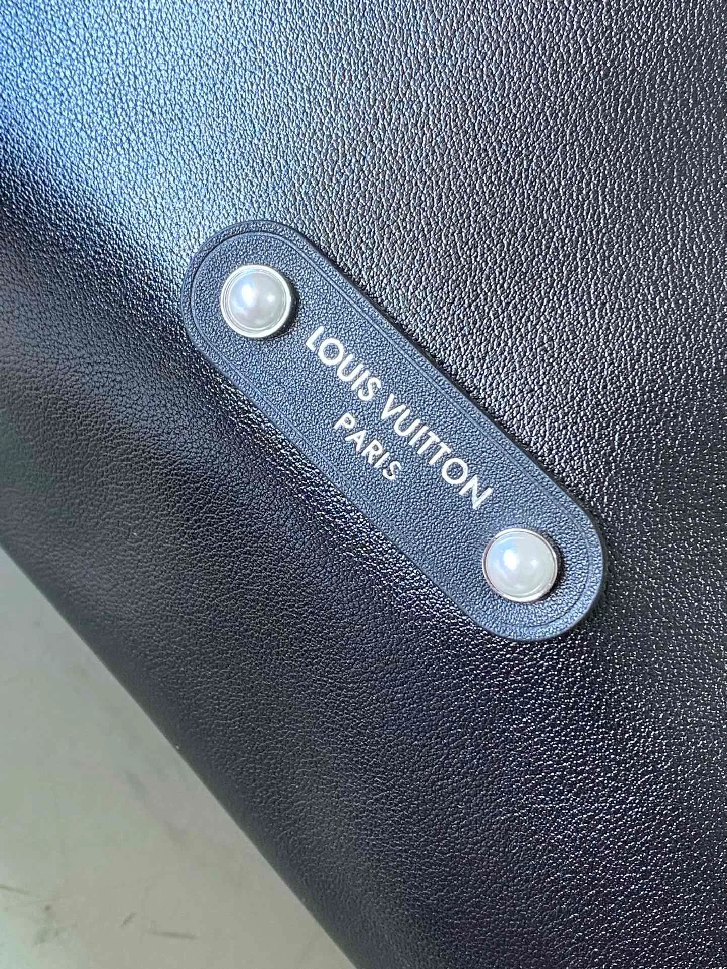 💰1380 (top-grain leather) top original order M13986 This Vagabond Hobo handbag is made of glossy soft cow leather to create an ergonomic and close-fitting silhouette. Whether it is carried cross-body or on the shoulder, it can show its cool style. The metal zipper enables smooth opening and closing, and the bead chain cleverly connects the zipper puller and LV letter decoration. Dimensions: 38 × 35 × 12 cm