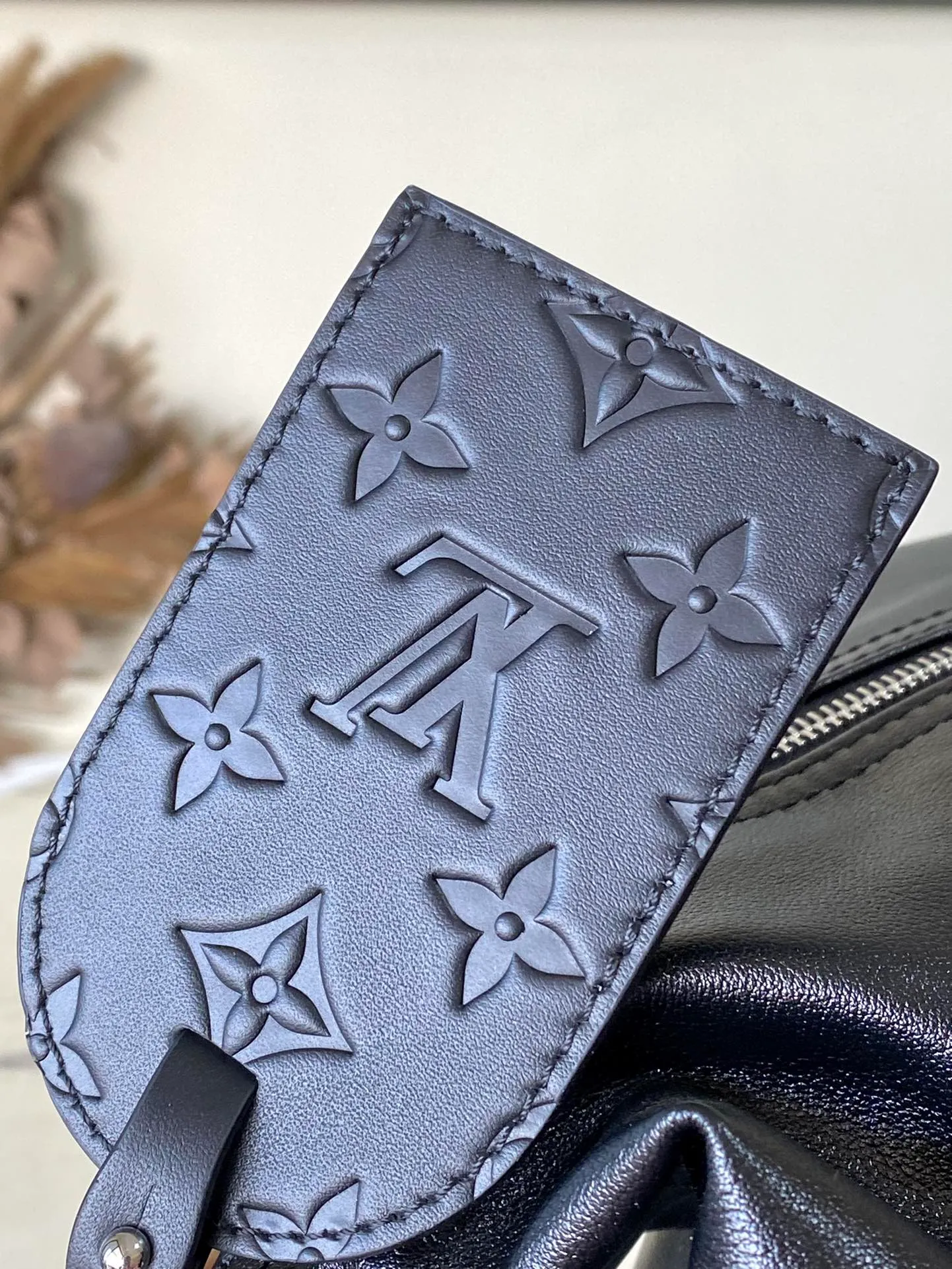 💰1380 (top-grain leather) top original order M13986 This Vagabond Hobo handbag is made of glossy soft cow leather to create an ergonomic and close-fitting silhouette. Whether it is carried cross-body or on the shoulder, it can show its cool style. The metal zipper enables smooth opening and closing, and the bead chain cleverly connects the zipper puller and LV letter decoration. Dimensions: 38 × 35 × 12 cm