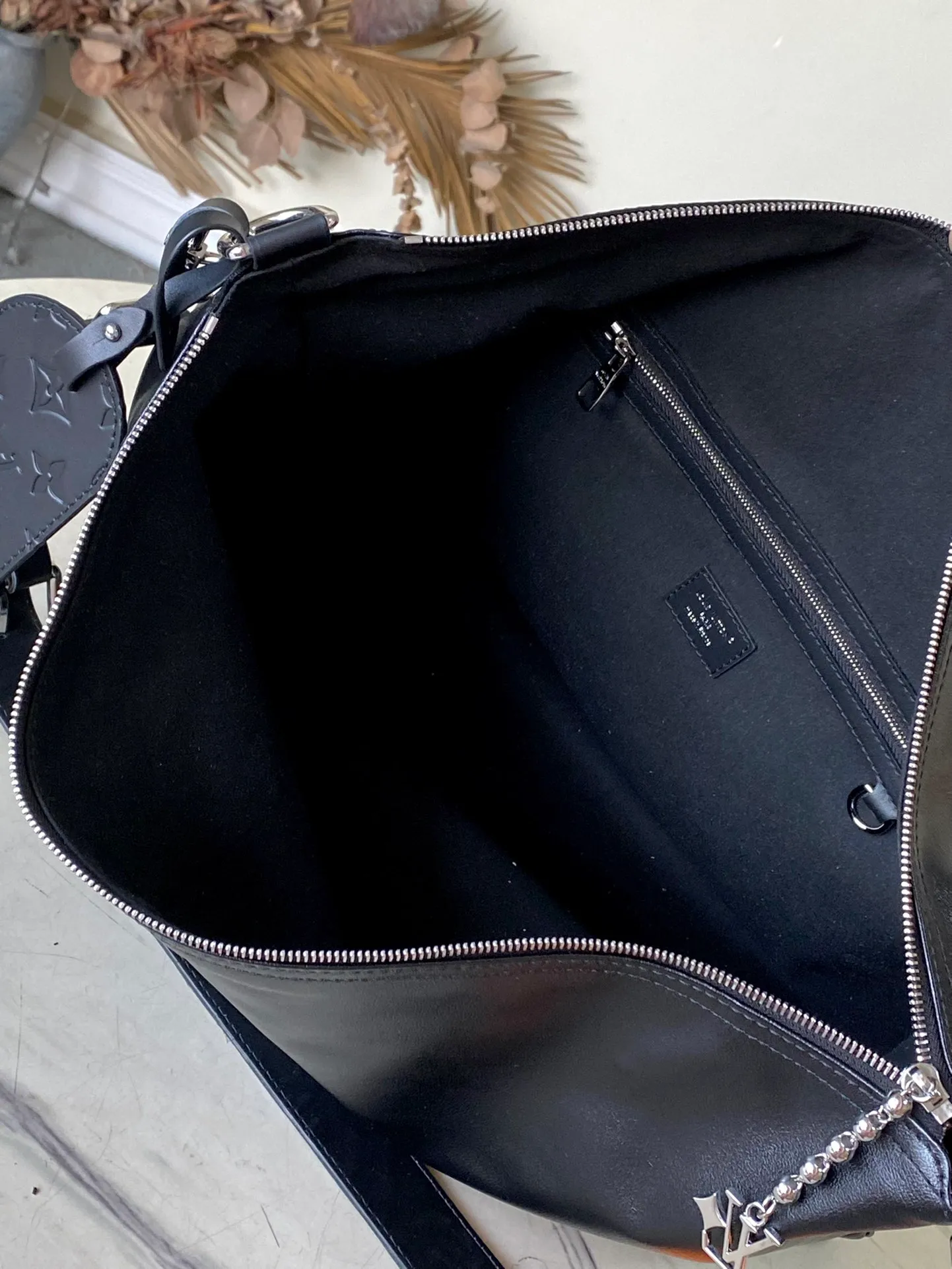 💰1380 (top-grain leather) top original order M13986 This Vagabond Hobo handbag is made of glossy soft cow leather to create an ergonomic and close-fitting silhouette. Whether it is carried cross-body or on the shoulder, it can show its cool style. The metal zipper enables smooth opening and closing, and the bead chain cleverly connects the zipper puller and LV letter decoration. Dimensions: 38 × 35 × 12 cm