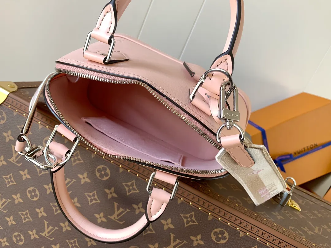 💰1240 (top layer leather) top original order, transcoding chip M59217 black M57540 caramel color M58706 off-white M22620 pink top original order This Alma BB handbag uses colorful Epi leather to present one of Louis Vuitton's iconic designs, and the jacquard shoulder strap is decorated with Louis Vuitton logo embroidery and Monogram on both sides. Flower clusters, with delicate stitching edges, bring the visual focus with dynamic new ideas. Dimensions: 23.5 x 17.5 x 11.5 cm (L x H x W) • Epi grained cowhide leather • Epi leather trim • Microfiber lining • Metal hardware • Double zip closure • Padlock • Key holder • Internal patch pocket • Metal base stud • Shoulder strap: removable, not adjustable • Half-length strap: 50.0 cm • Handle: Double handle