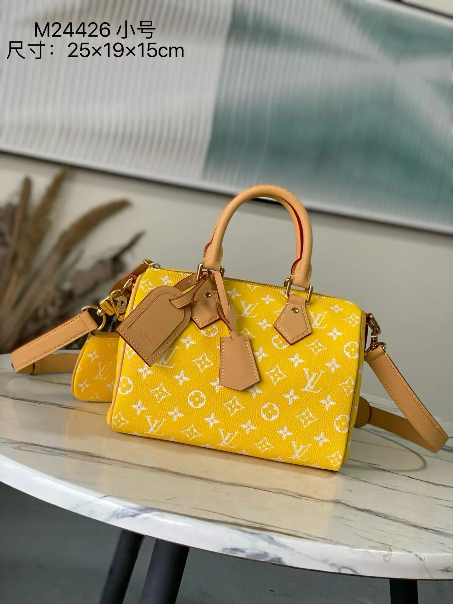 💰1540 Top Original Order M24426 Yellow Small This Speedy P18 Bandouliere 25 handbag is made of soft cow leather with deep cow leather trim and a detachable and adjustable shoulder strap. Exquisite stitching, dyed edges and the iconic P18 nameplate create ingenious details. Dimensions: 25 × 19 × 15 cm