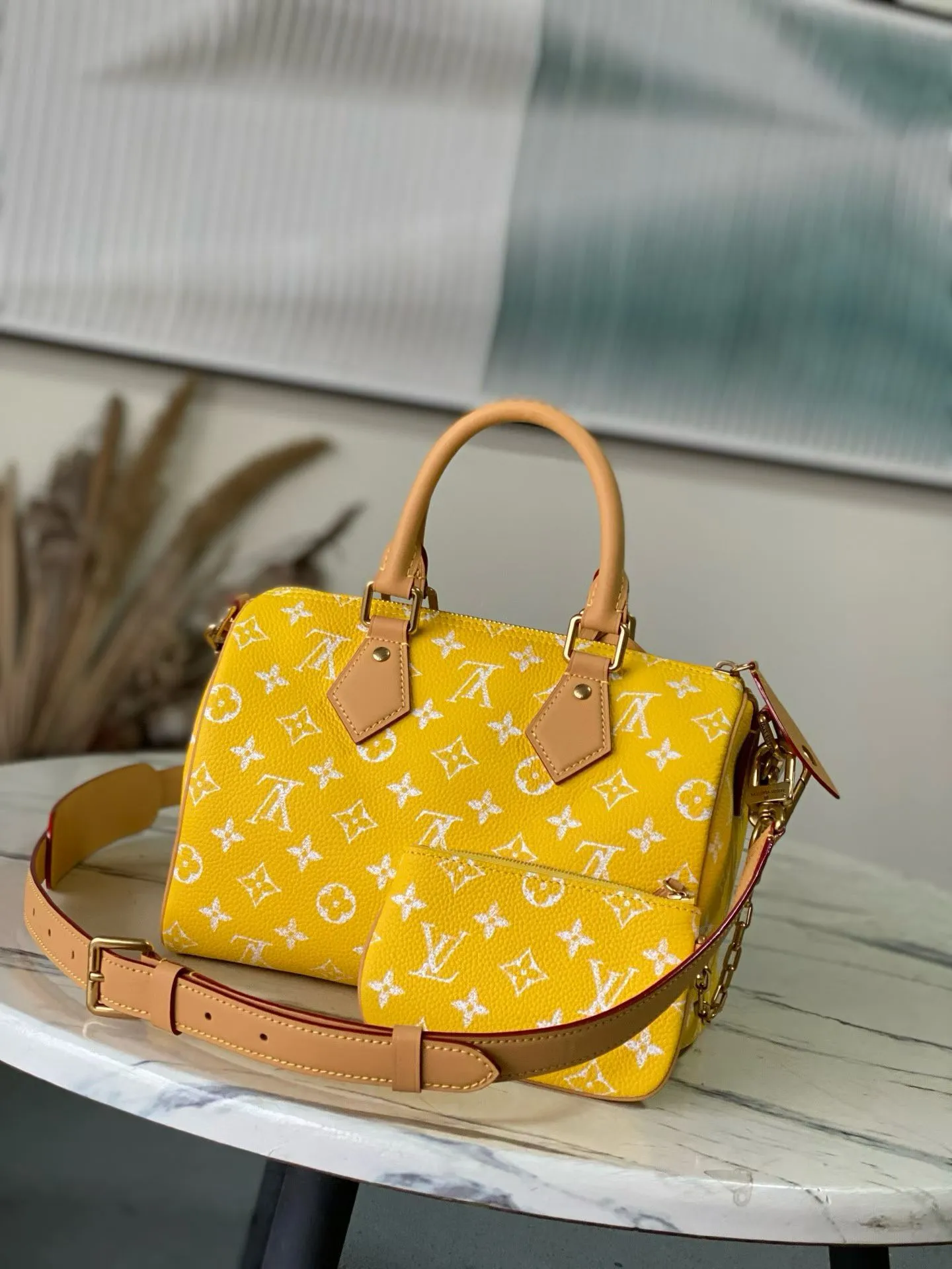 💰1540 Top Original Order M24426 Yellow Small This Speedy P18 Bandouliere 25 handbag is made of soft cow leather with deep cow leather trim and a detachable and adjustable shoulder strap. Exquisite stitching, dyed edges and the iconic P18 nameplate create ingenious details. Dimensions: 25 × 19 × 15 cm