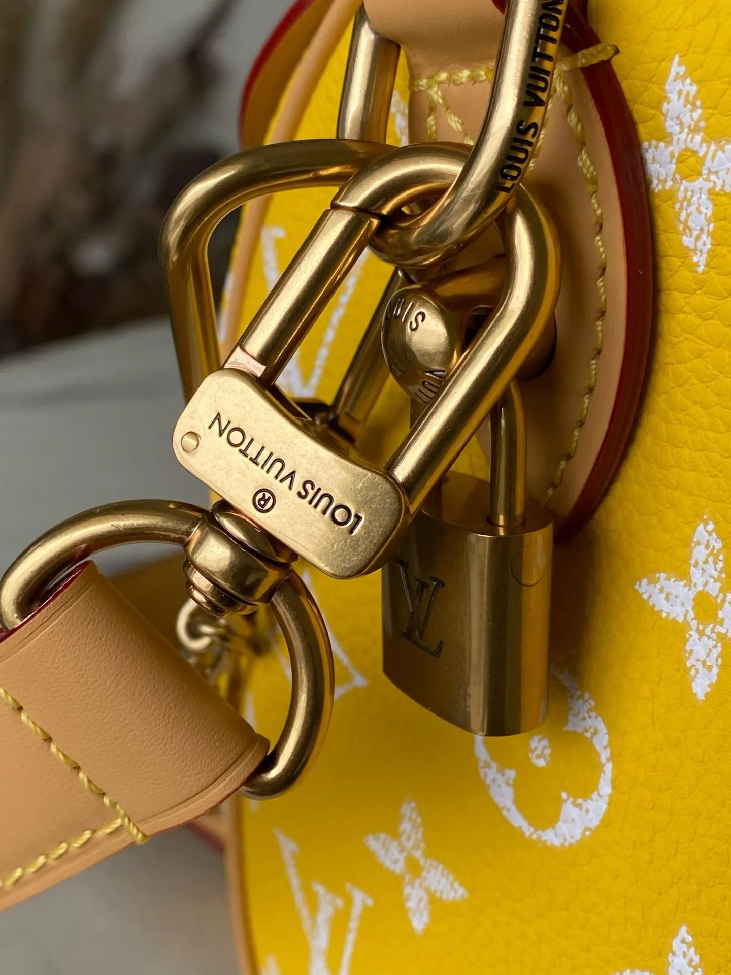 💰1540 Top Original Order M24426 Yellow Small This Speedy P18 Bandouliere 25 handbag is made of soft cow leather with deep cow leather trim and a detachable and adjustable shoulder strap. Exquisite stitching, dyed edges and the iconic P18 nameplate create ingenious details. Dimensions: 25 × 19 × 15 cm