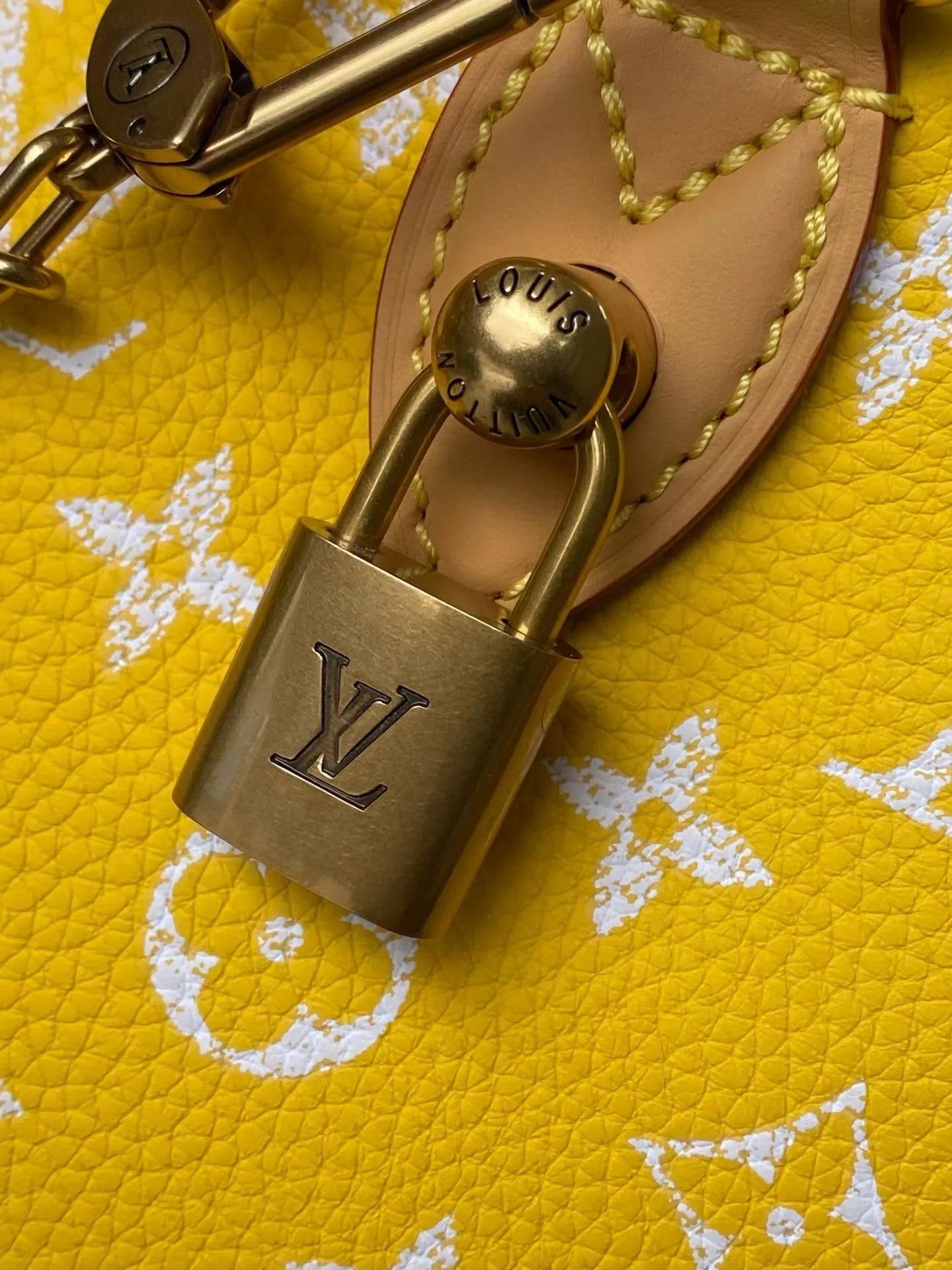 💰1540 Top Original Order M24426 Yellow Small This Speedy P18 Bandouliere 25 handbag is made of soft cow leather with deep cow leather trim and a detachable and adjustable shoulder strap. Exquisite stitching, dyed edges and the iconic P18 nameplate create ingenious details. Dimensions: 25 × 19 × 15 cm